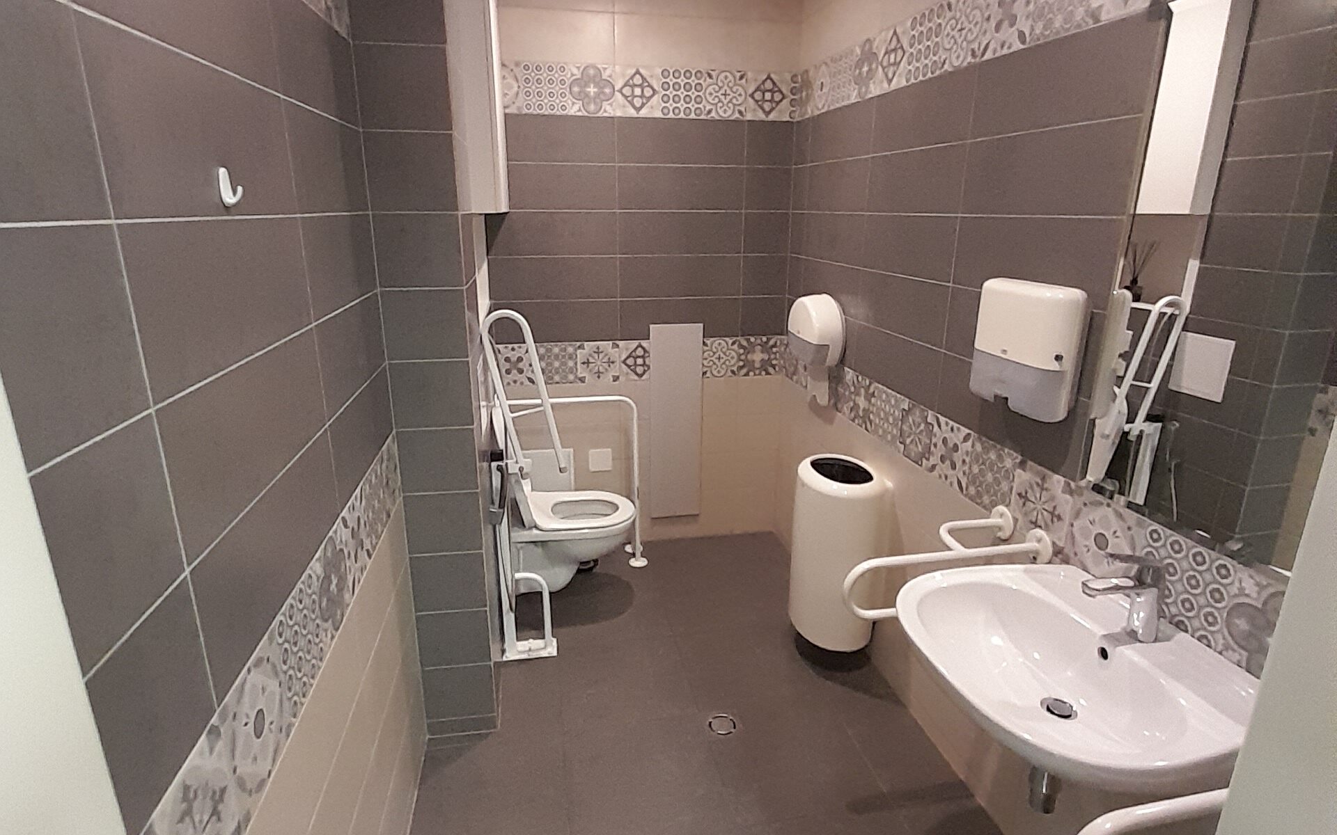 Nuomojamas 74 kv.m. 3 kambarių apartamentai Klaipėdos miesto centre Šaulių g, šalia Lietuvininkų aikštė.