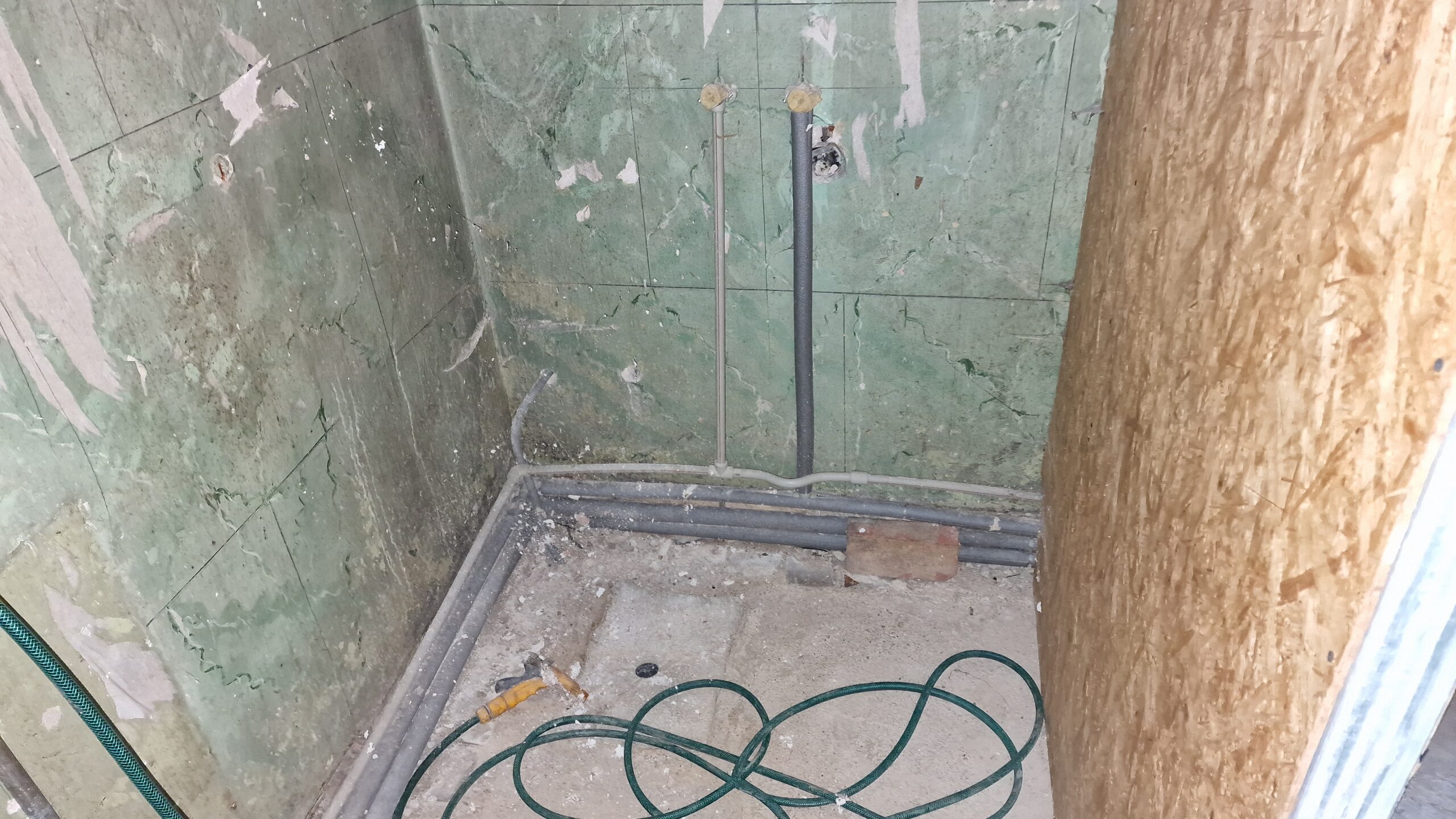 Parduodamas 2 kambarių butas nedideliame name pirmame aukšte su atskiru įėjimu