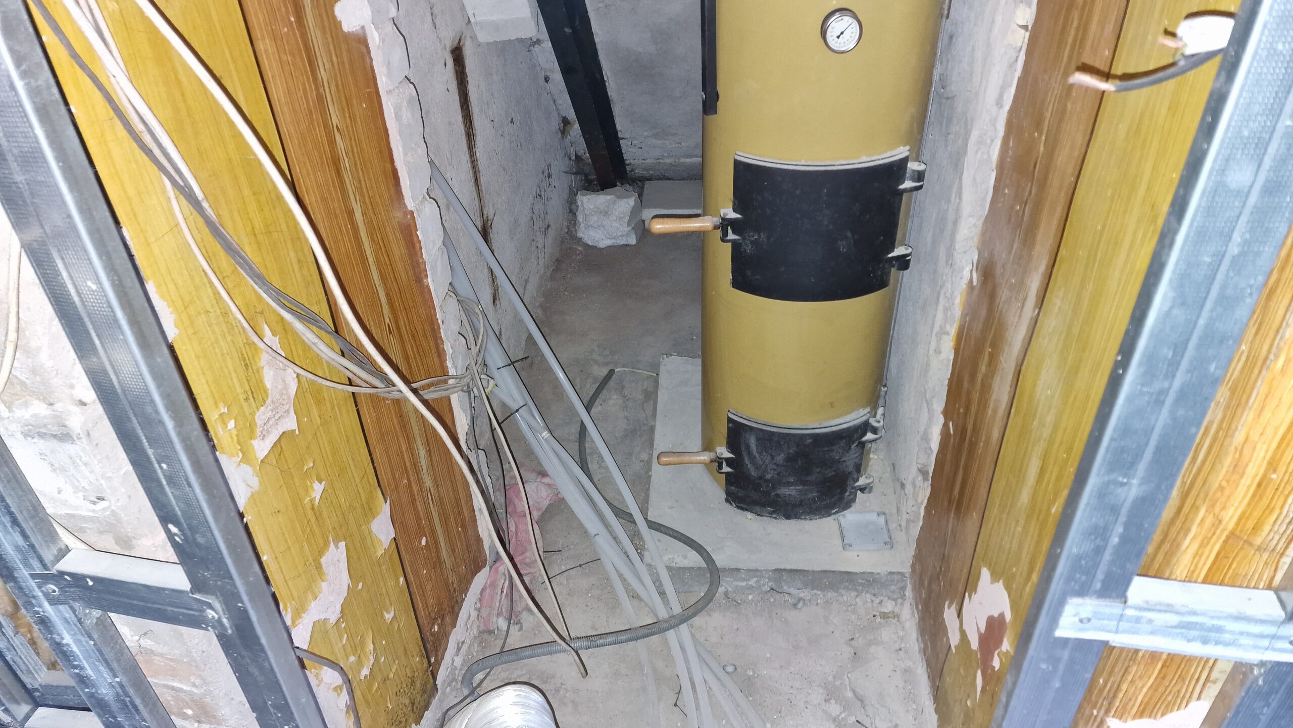 Parduodamas 2 kambarių butas nedideliame name pirmame aukšte su atskiru įėjimu