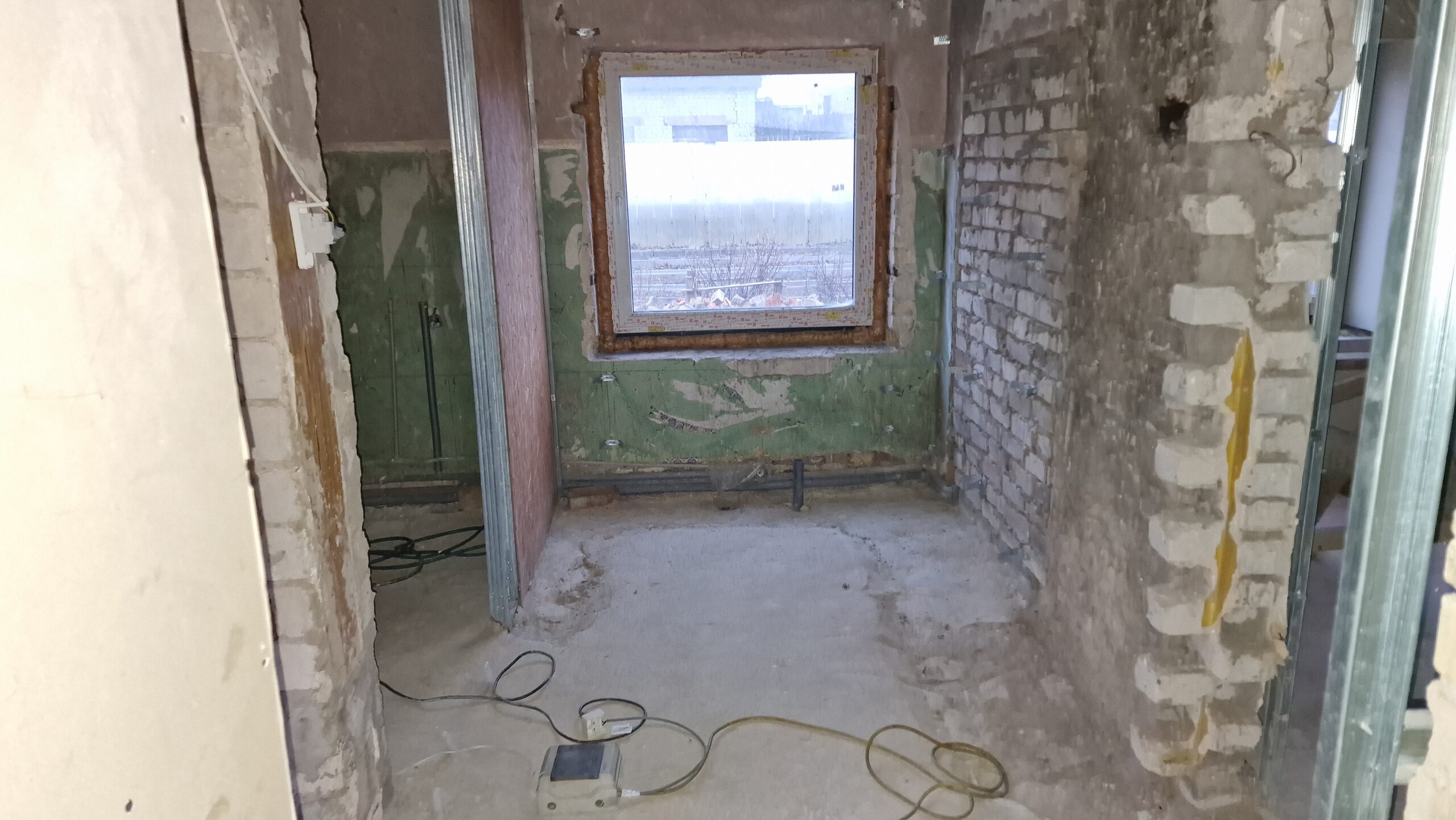 Parduodamas 2 kambarių butas nedideliame name pirmame aukšte su atskiru įėjimu