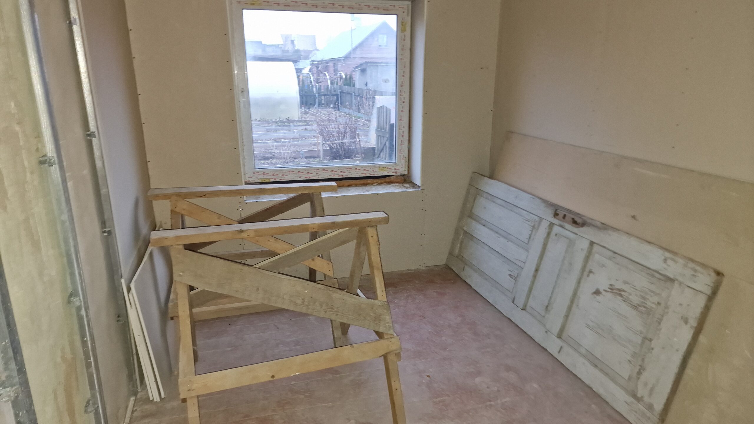 Parduodamas 2 kambarių butas nedideliame name pirmame aukšte su atskiru įėjimu