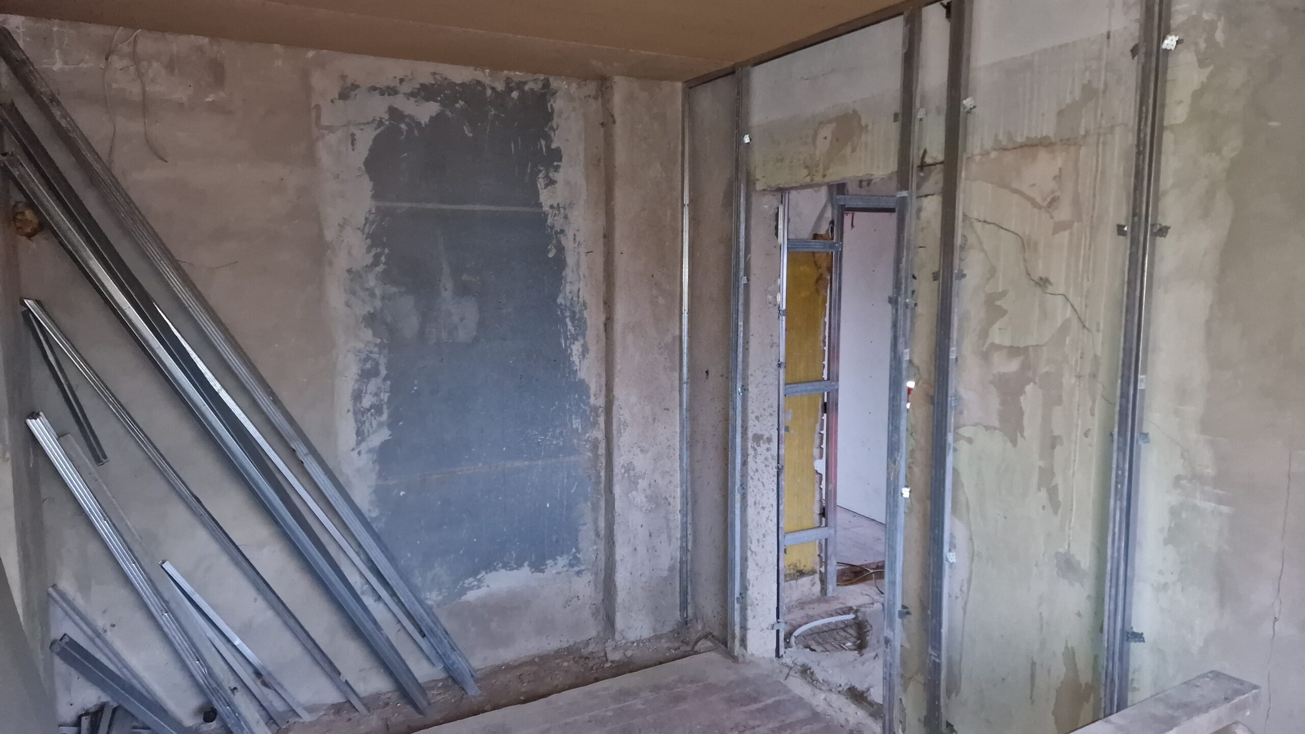 Parduodamas 2 kambarių butas nedideliame name pirmame aukšte su atskiru įėjimu