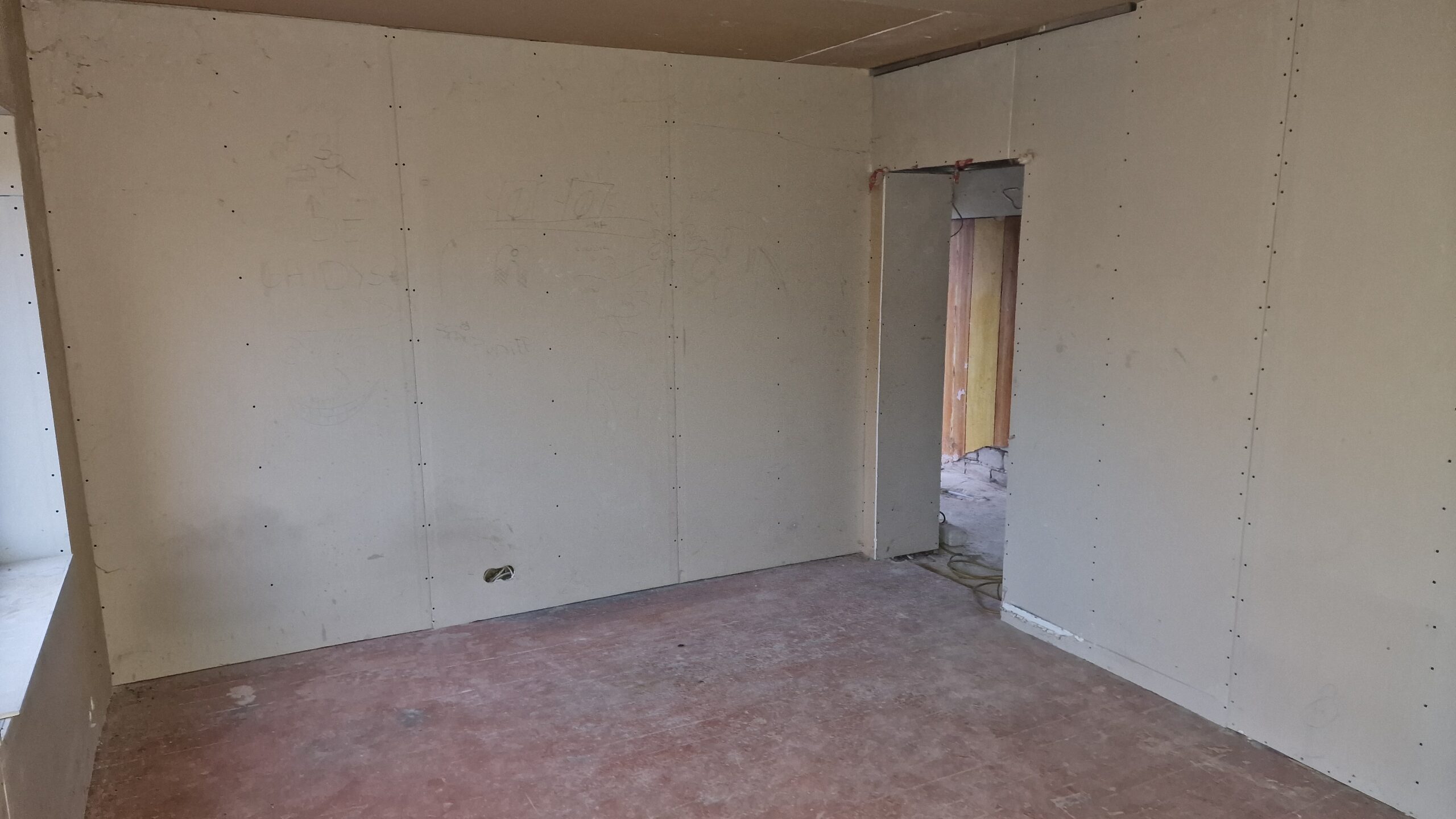 Parduodamas 2 kambarių butas nedideliame name pirmame aukšte su atskiru įėjimu