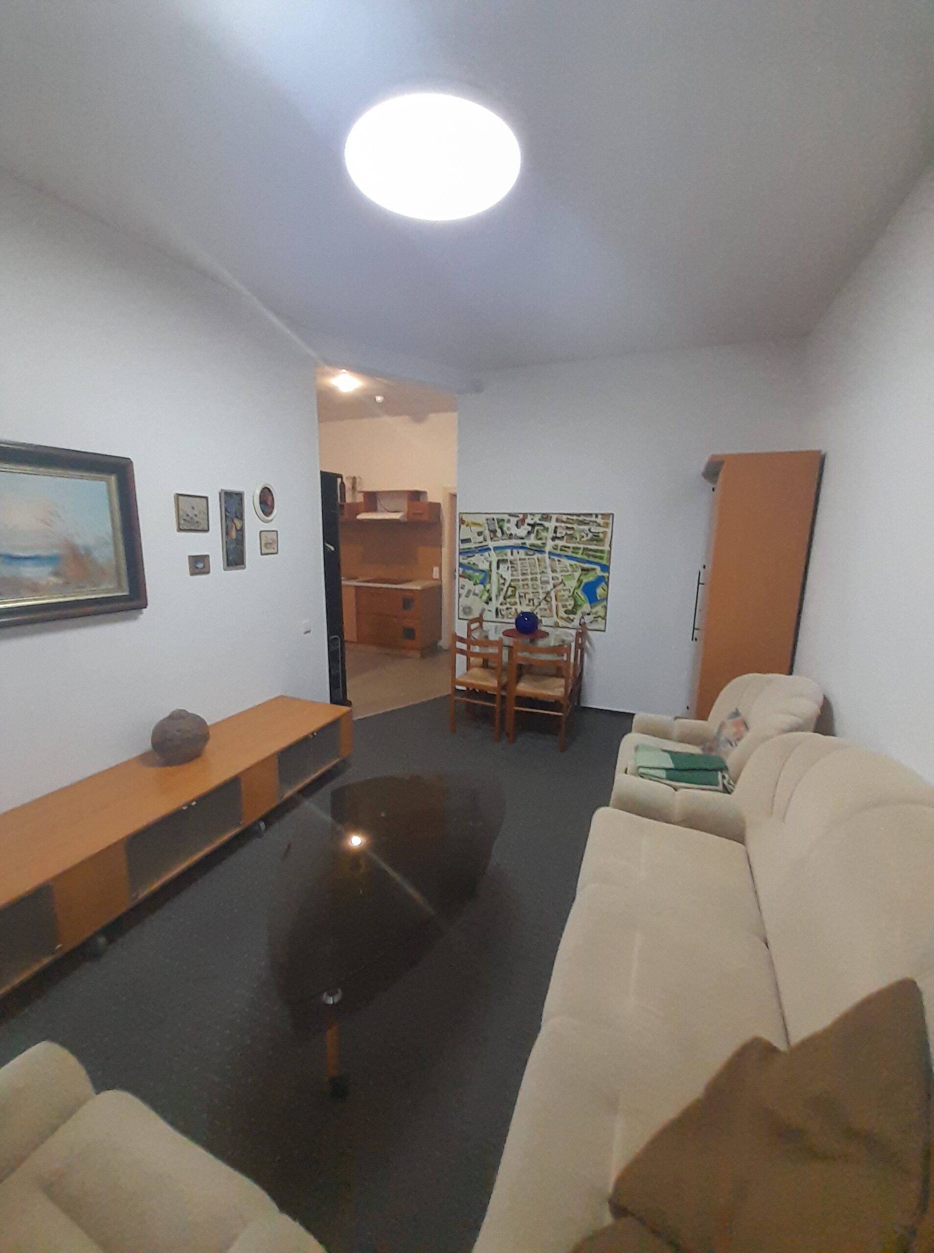 Išnuomojamas 3 k. Butas Žvejų g. Senamiestyje. Plotas 45 kv.m. Autonominis šildimas