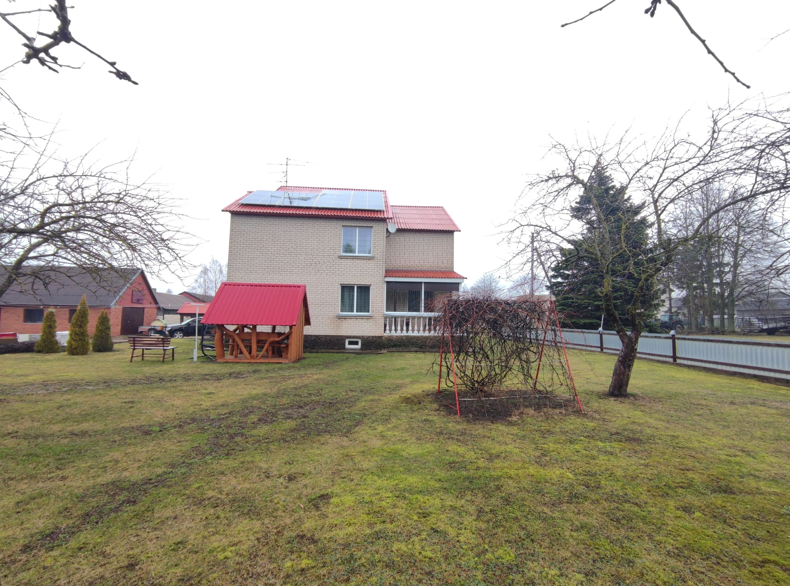 Parduodamas namas su dideliu sklypu.