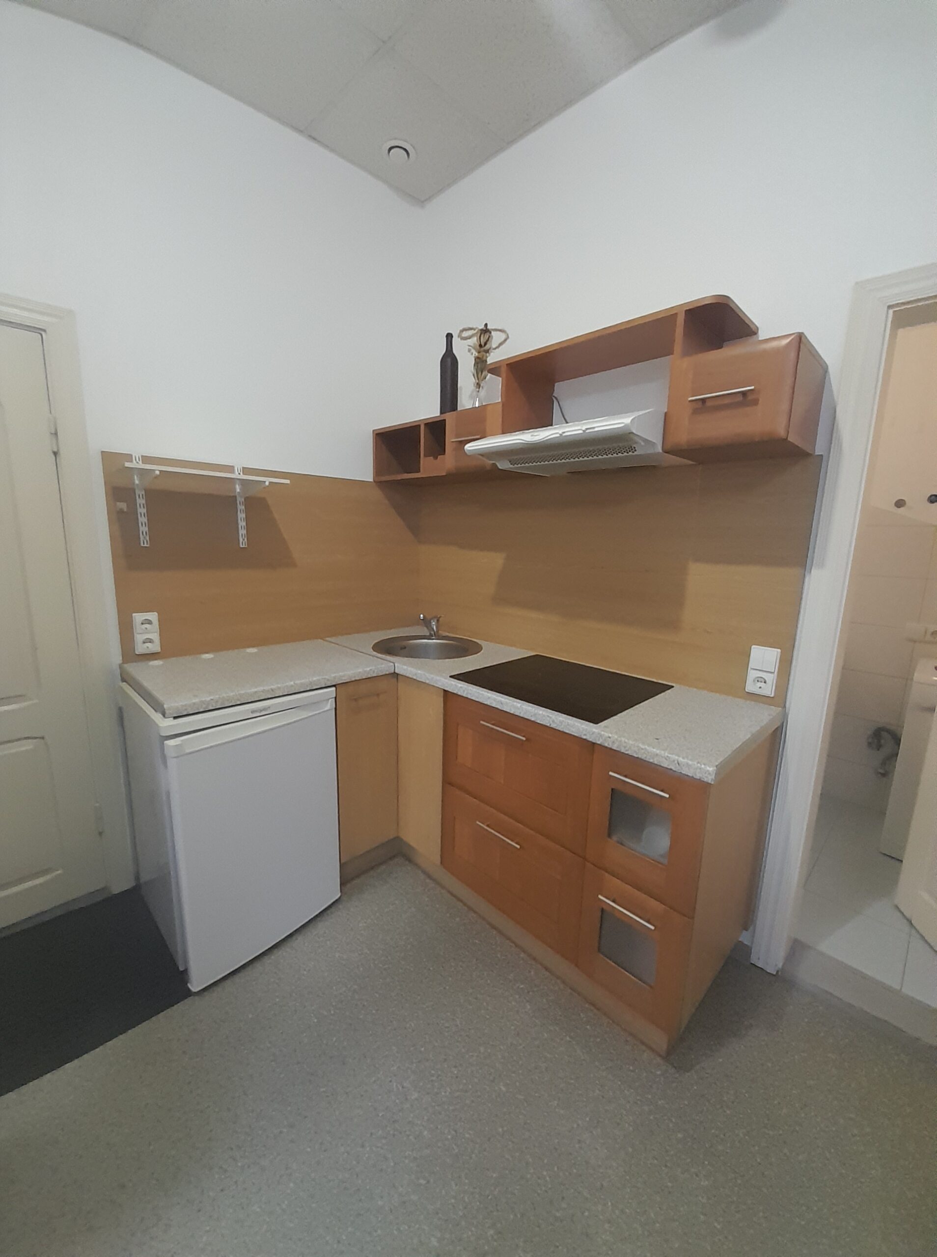 Išnuomojamas 3 k. Butas Žvejų g. Senamiestyje. Plotas 45 kv.m. Autonominis šildimas