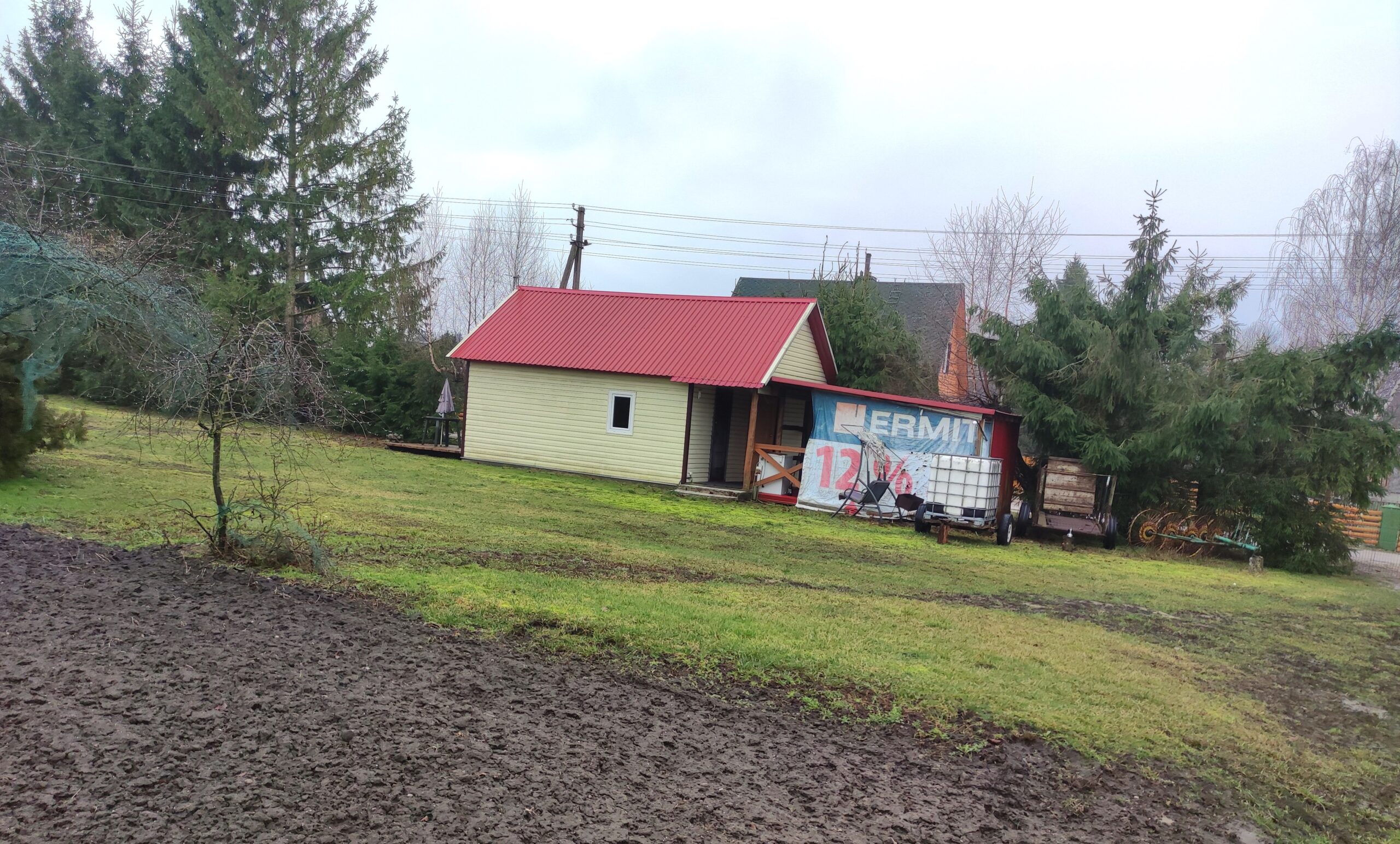 Parduodamas namas su dideliu sklypu.