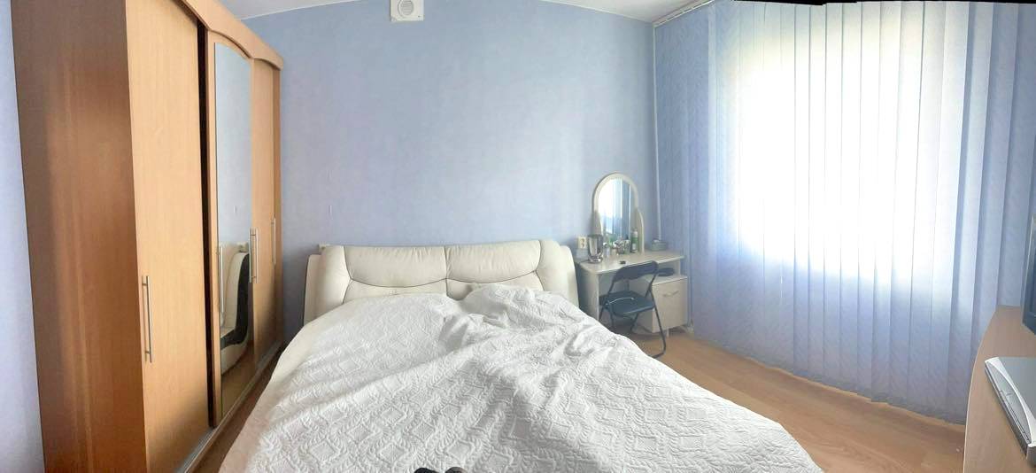 Parduodamas 2 kambarių butas su holu.