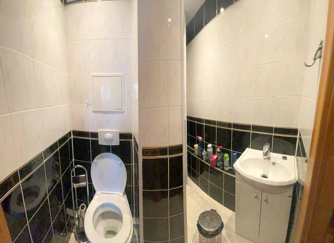 Parduodamas 2 kambarių butas su holu.