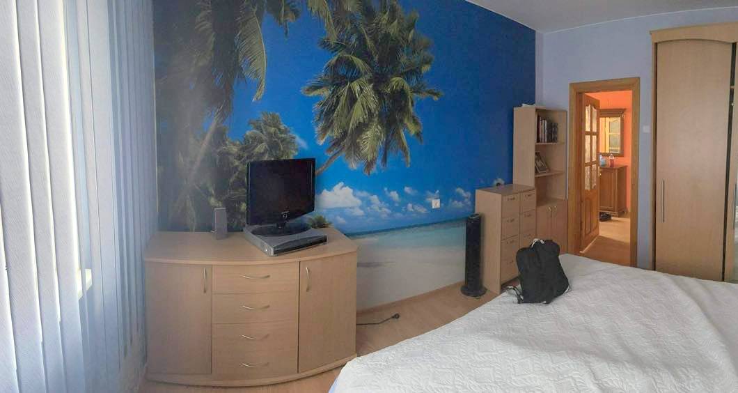 Parduodamas 2 kambarių butas su holu.