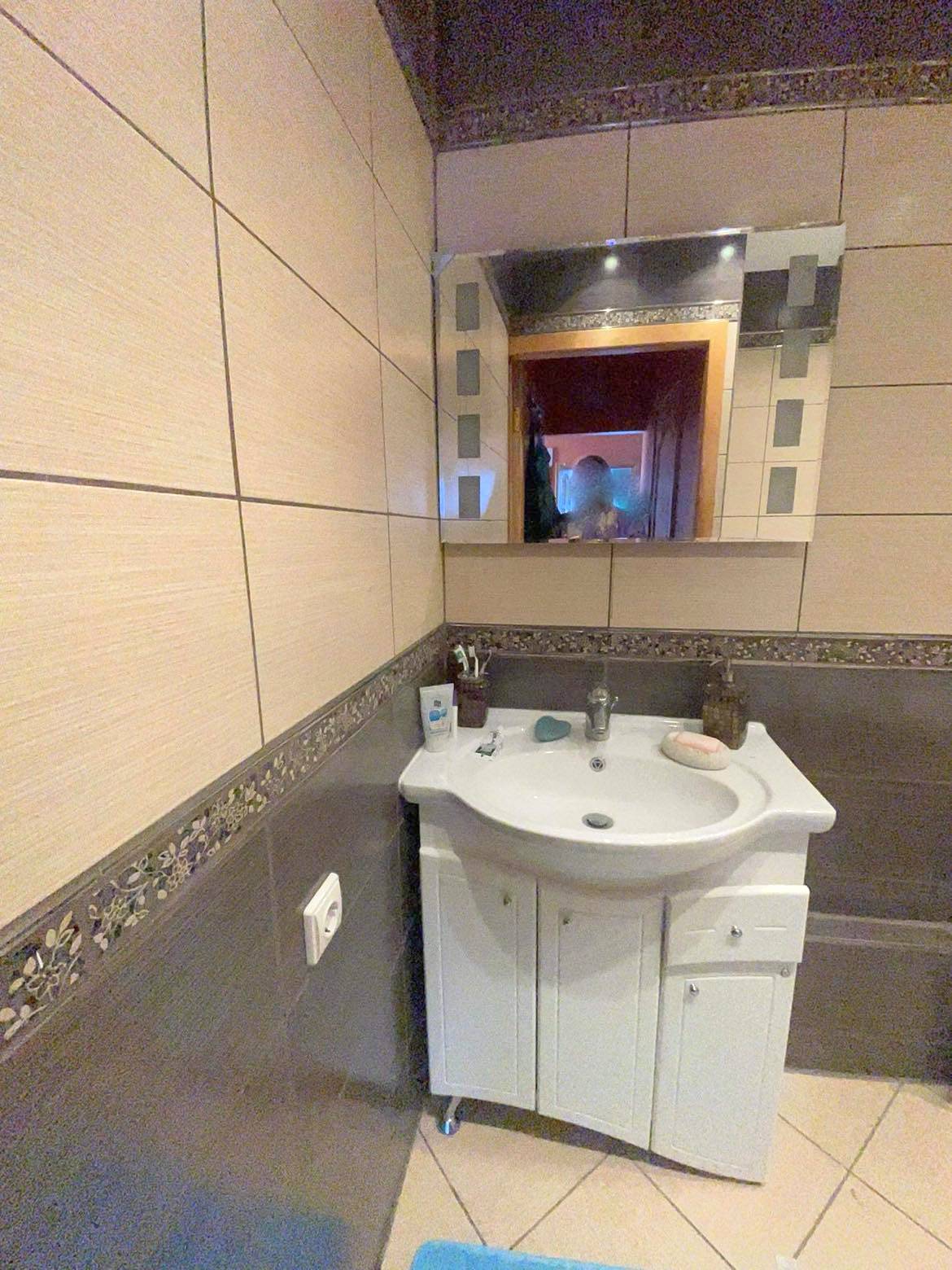 Parduodamas 2 kambarių butas su holu.