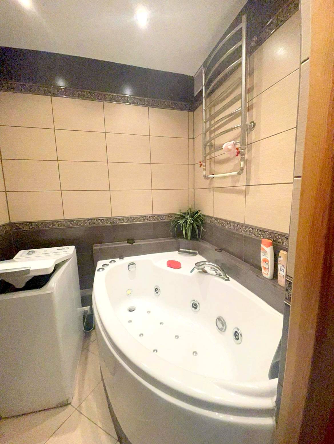 Parduodamas 2 kambarių butas su holu.