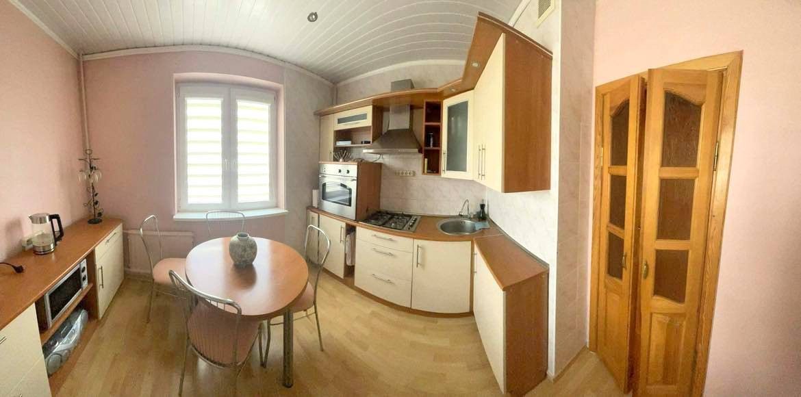 Parduodamas 2 kambarių butas su holu.