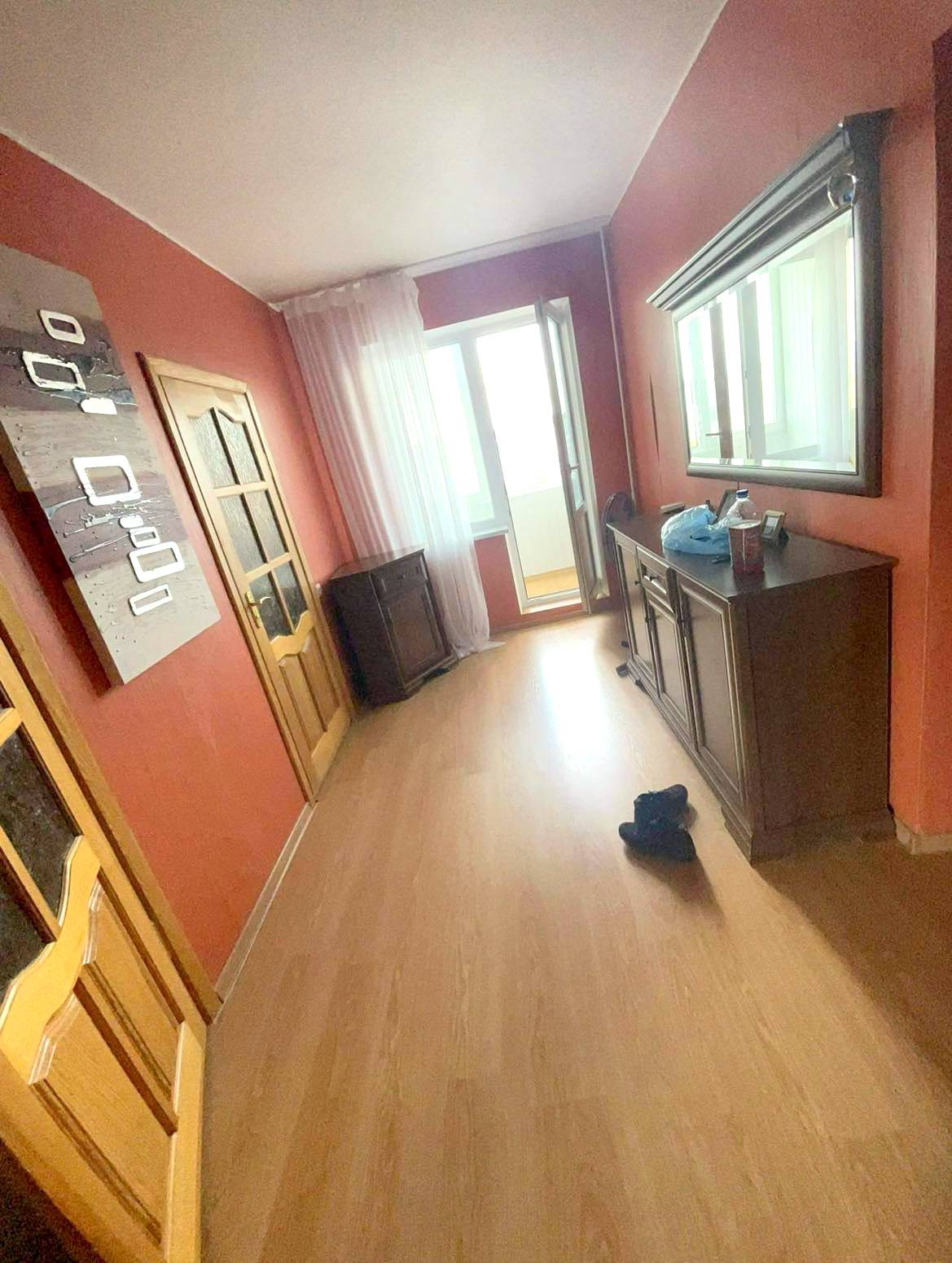 Parduodamas 2 kambarių butas su holu.