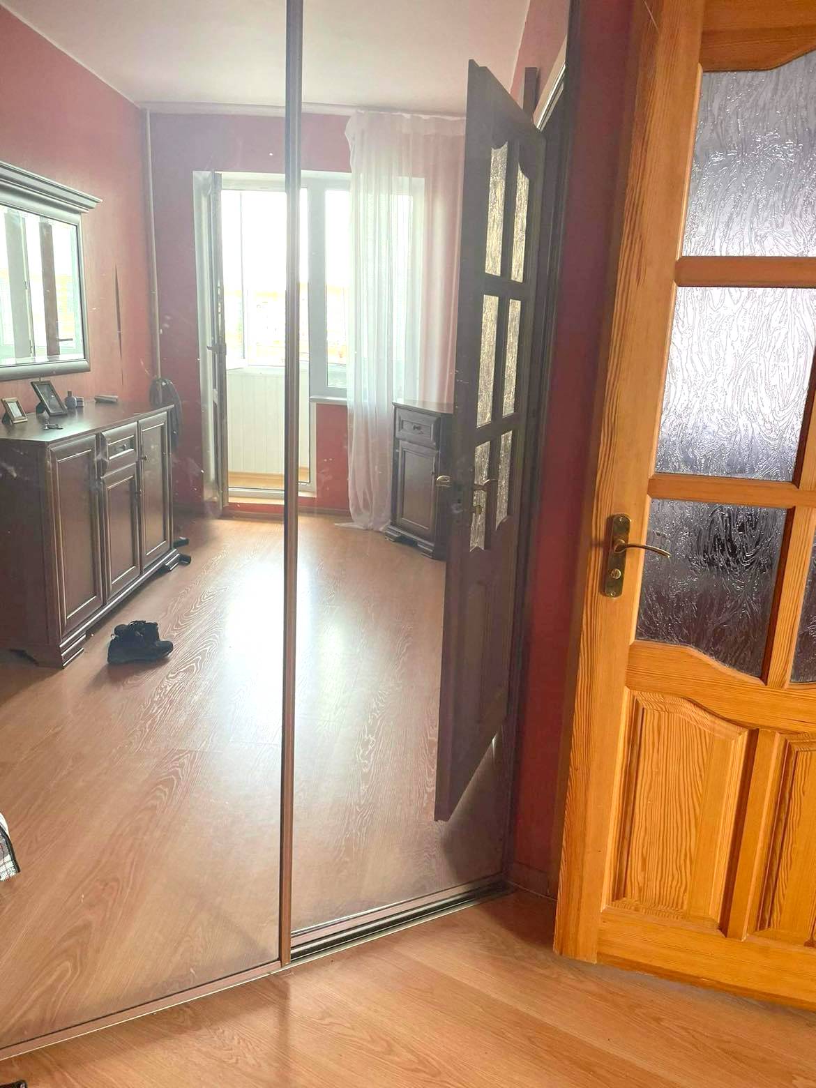 Parduodamas 2 kambarių butas su holu.