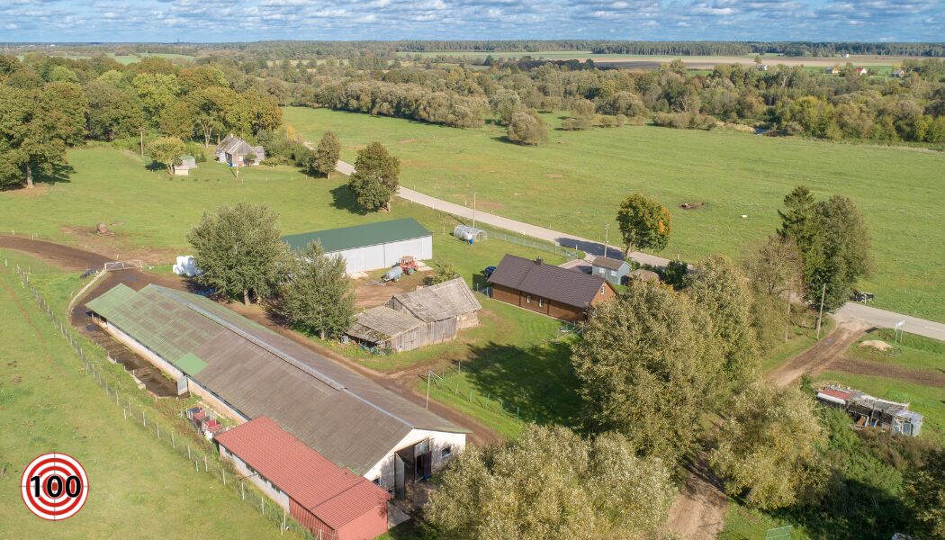 Parduodamas namas su ūkiu.