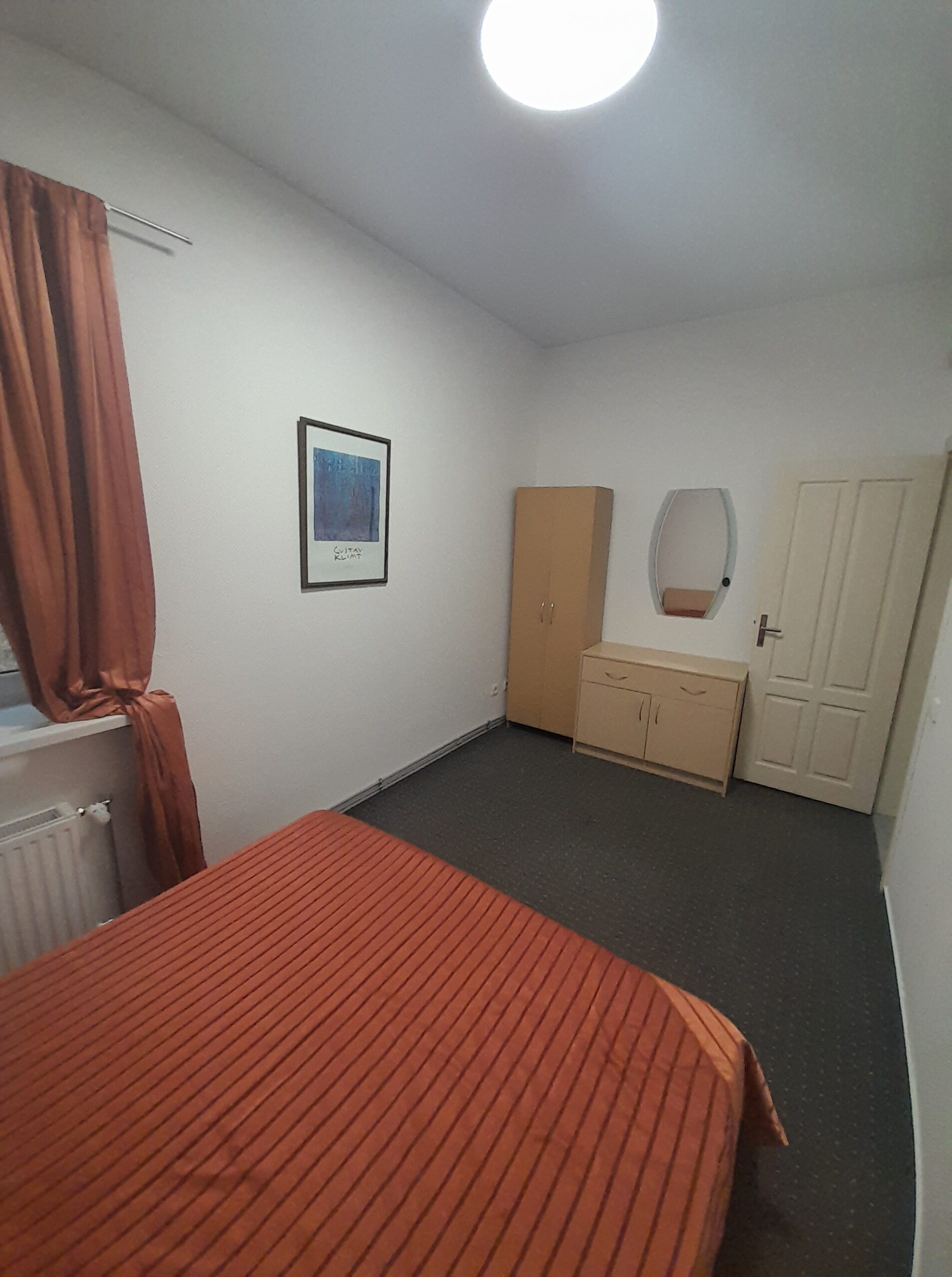 Išnuomojamas 3 k. Butas Žvejų g. Senamiestyje. Plotas 45 kv.m. Autonominis šildimas