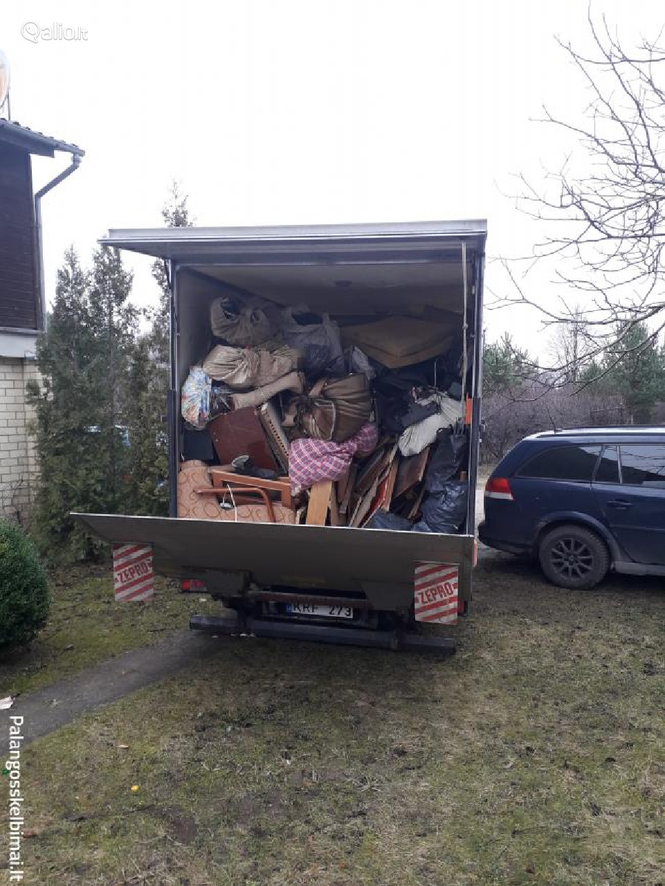 Senų baldų išvežimas