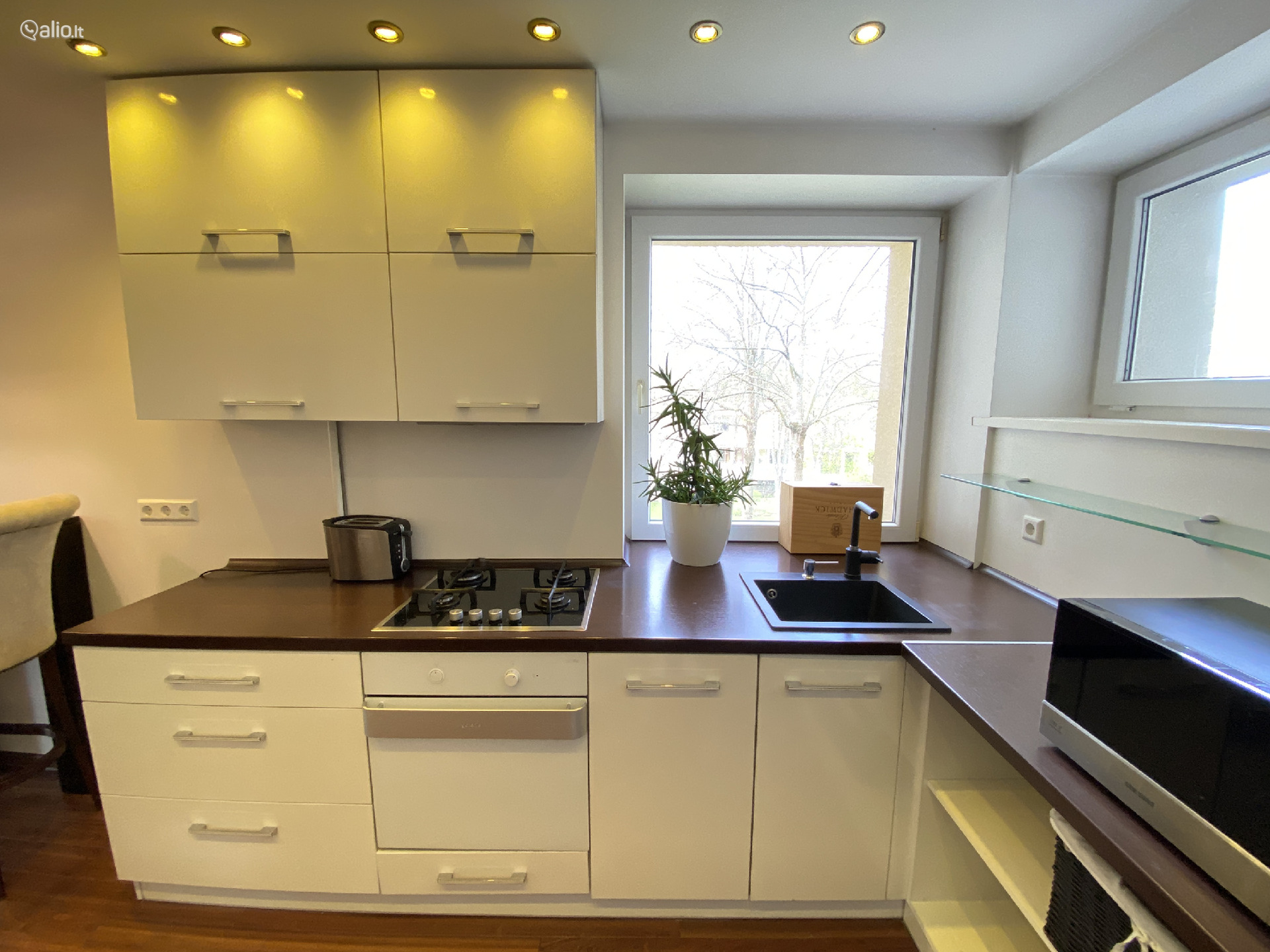 3 KAMBARIŲ BUTAS PALANGOJE, RENOVUOTAME NAME