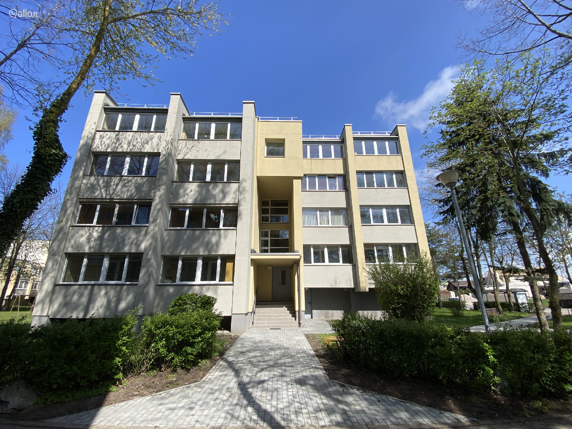 3 KAMBARIŲ BUTAS PALANGOJE, RENOVUOTAME NAME