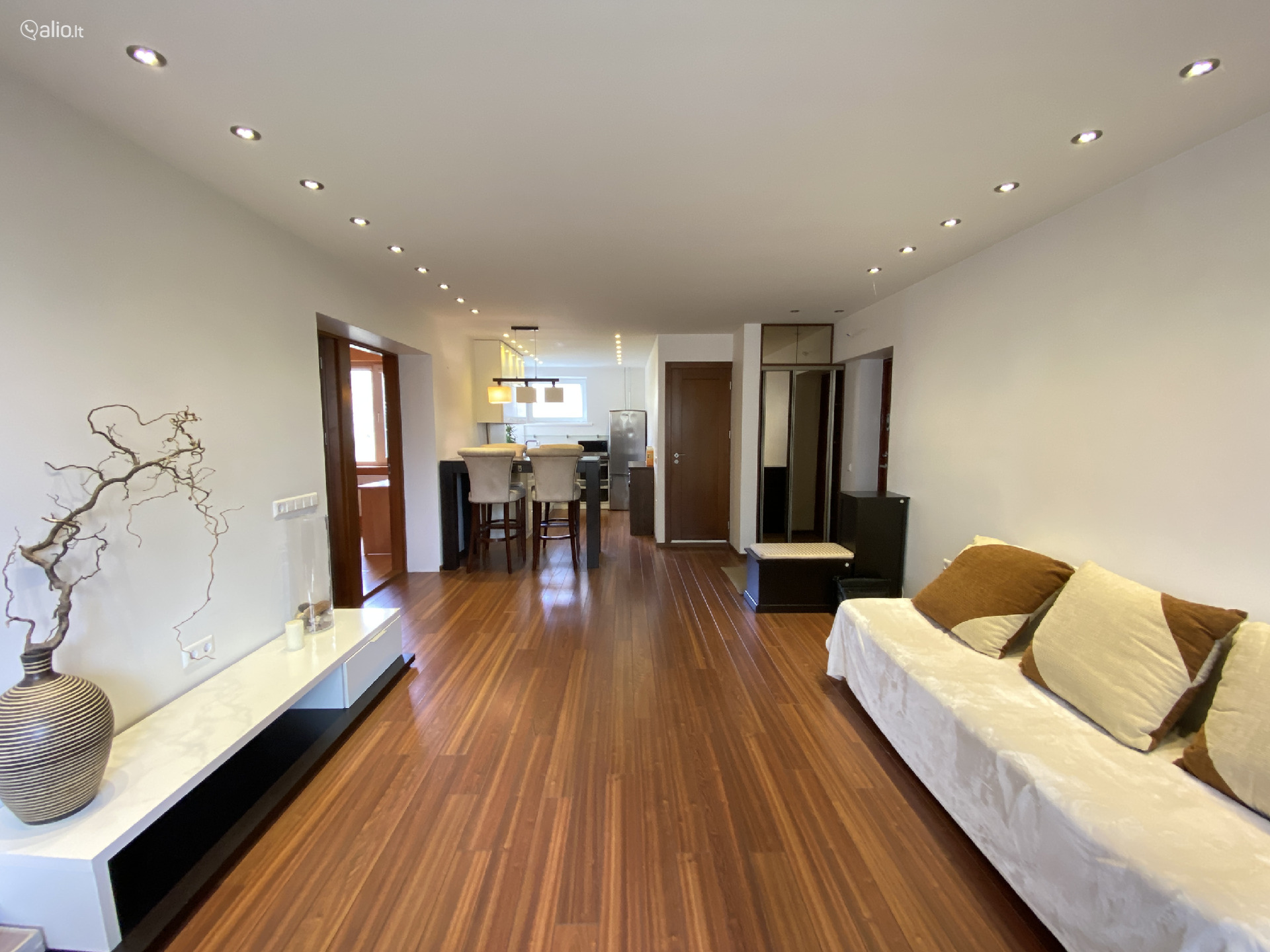 3 KAMBARIŲ BUTAS PALANGOJE, RENOVUOTAME NAME