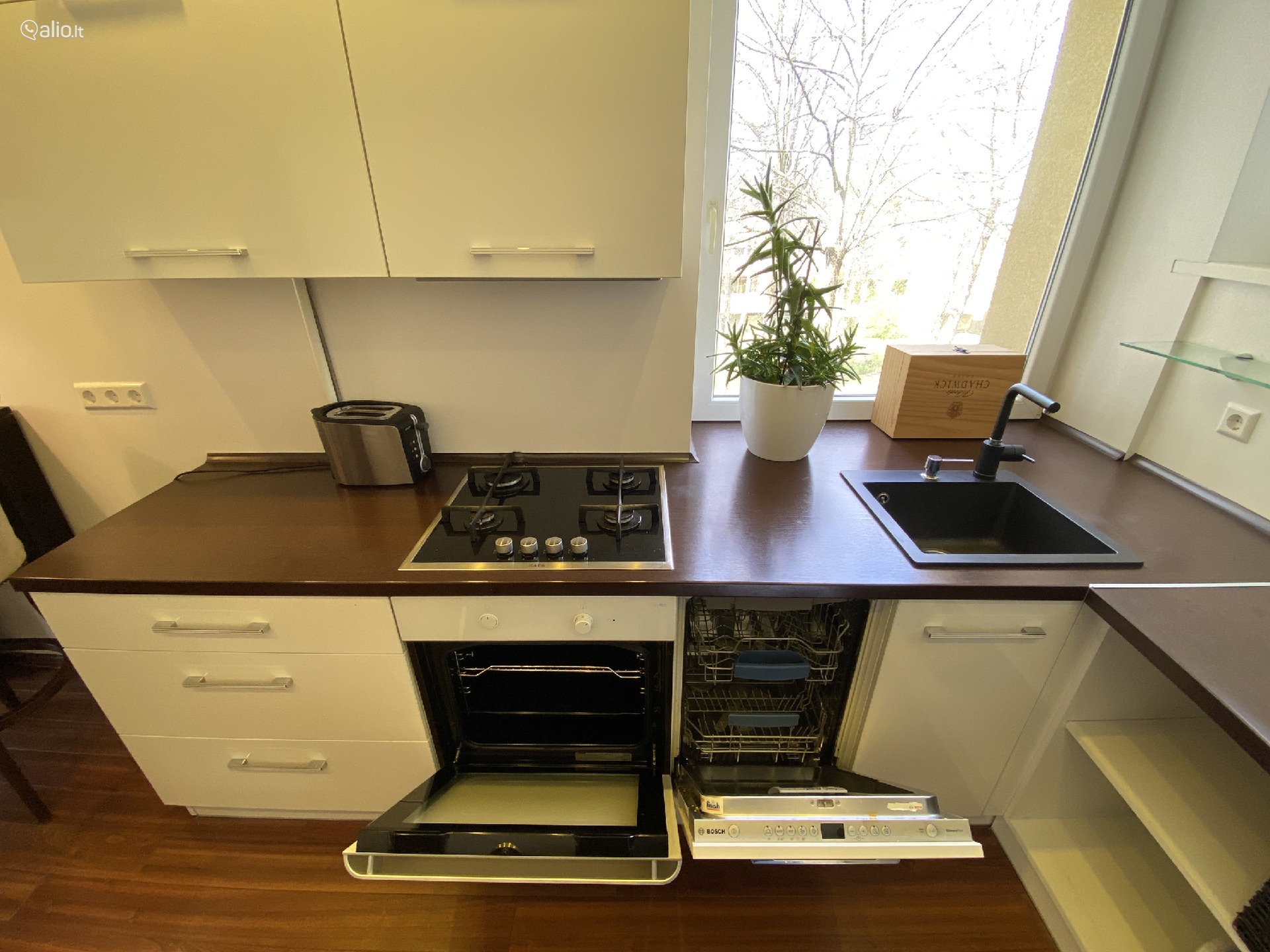 3 KAMBARIŲ BUTAS PALANGOJE, RENOVUOTAME NAME