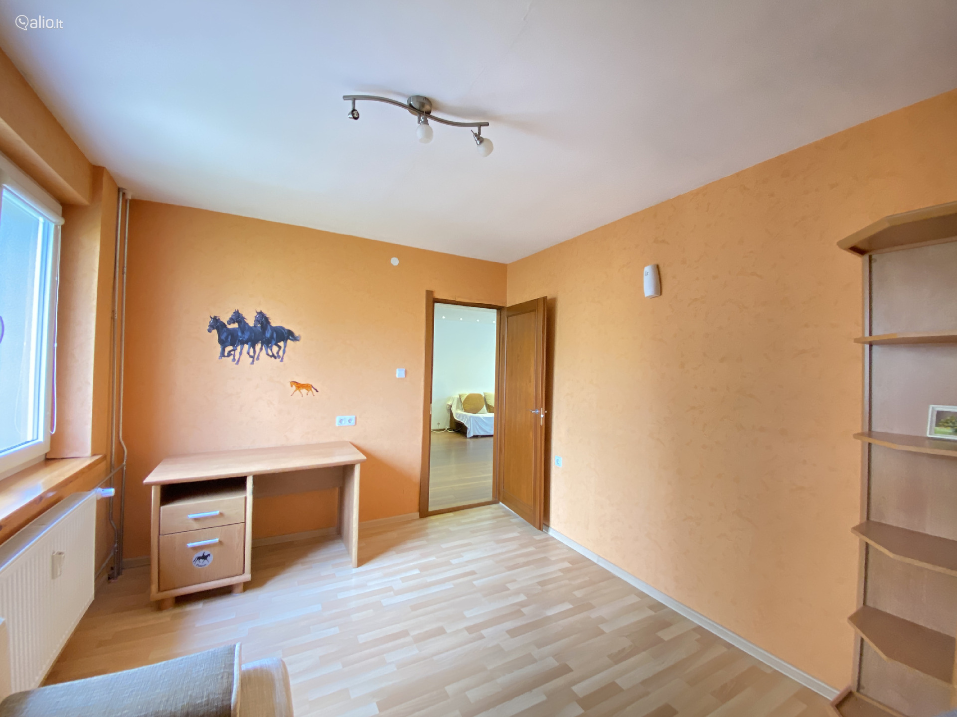 3 KAMBARIŲ BUTAS PALANGOJE, RENOVUOTAME NAME