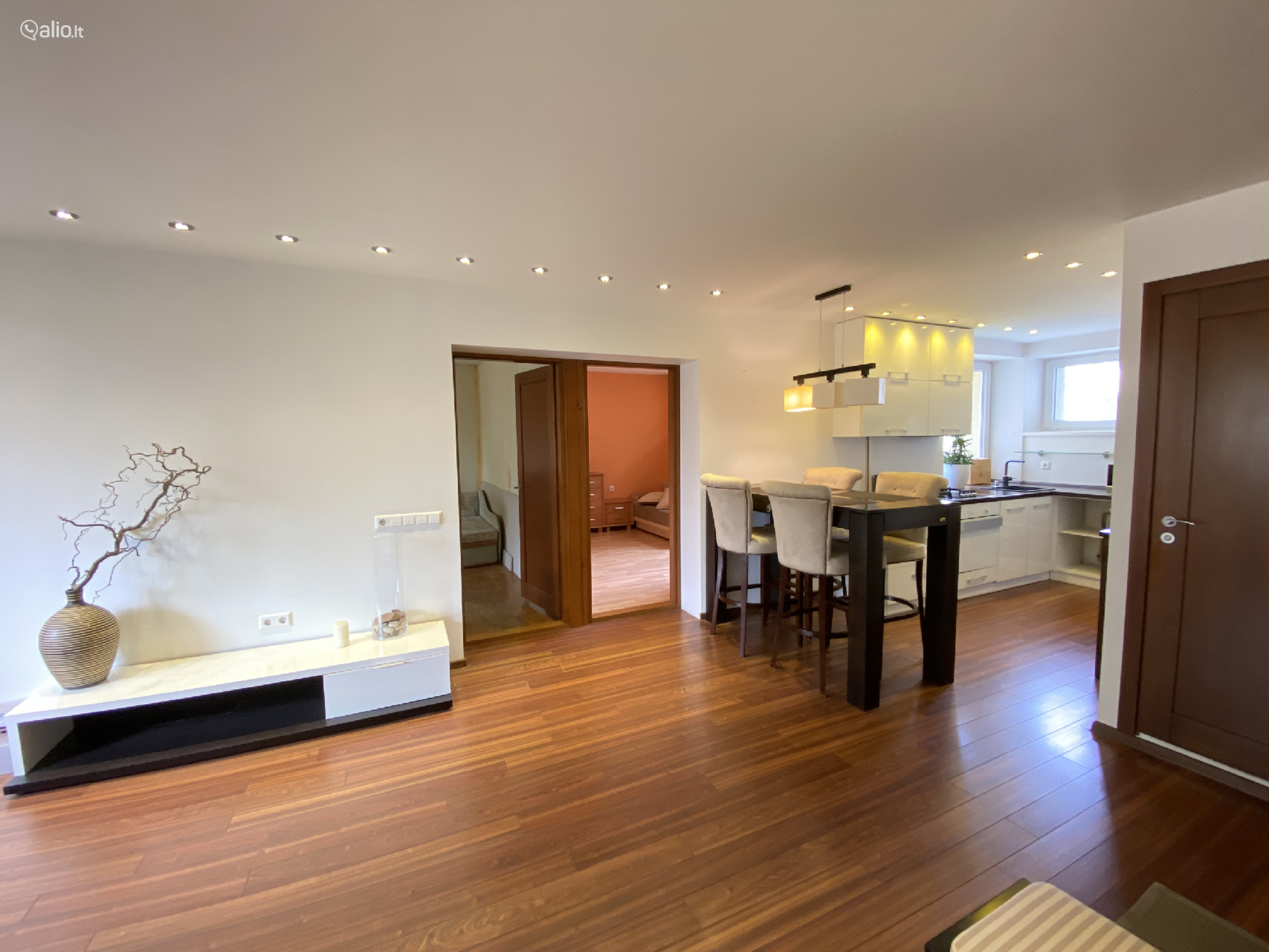 3 KAMBARIŲ BUTAS PALANGOJE, RENOVUOTAME NAME