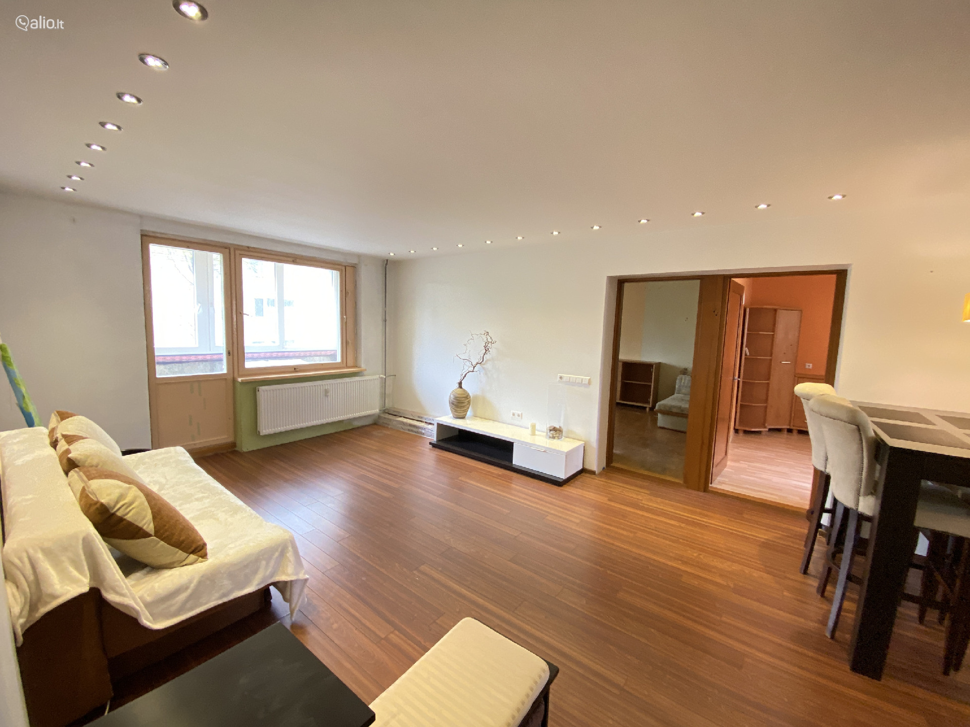 3 KAMBARIŲ BUTAS PALANGOJE, RENOVUOTAME NAME