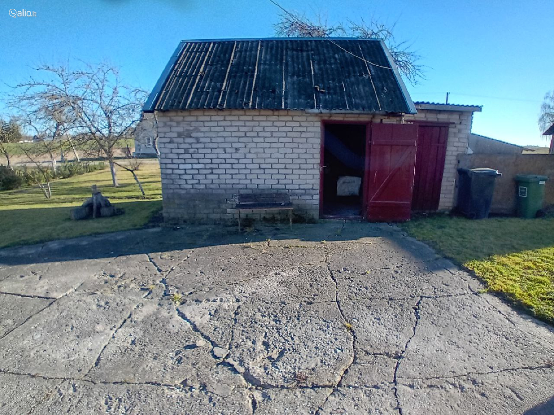 ĮRENGTAS NAMAS RADVILIŠKIO R., SKĖMIŲ K. SU 30 A ŽEMĖS