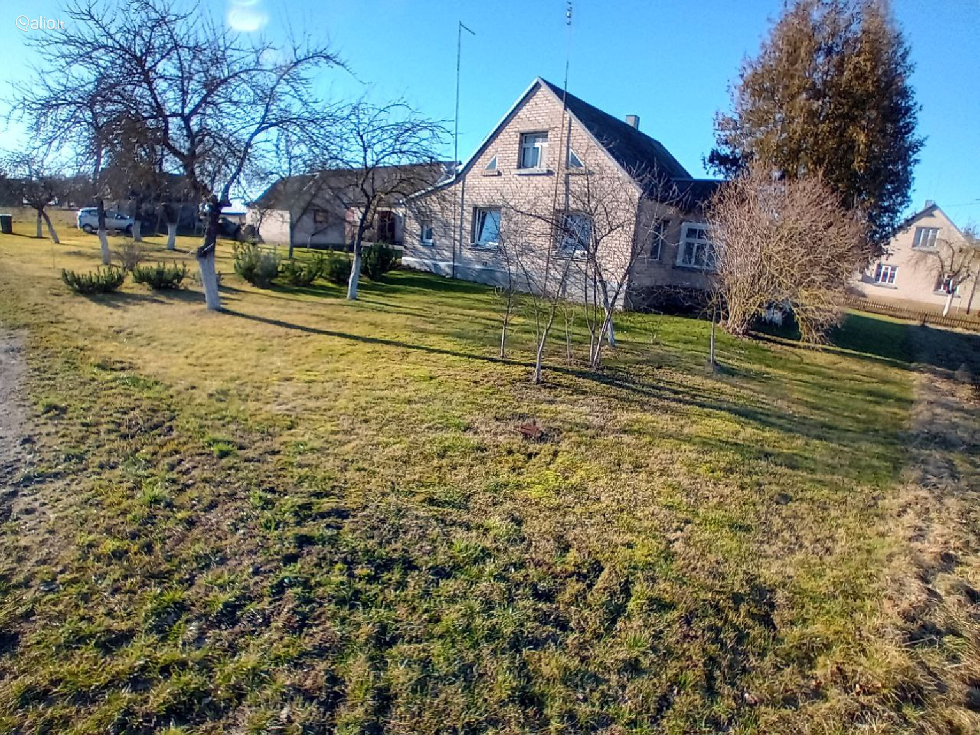 ĮRENGTAS NAMAS RADVILIŠKIO R., SKĖMIŲ K. SU 30 A ŽEMĖS