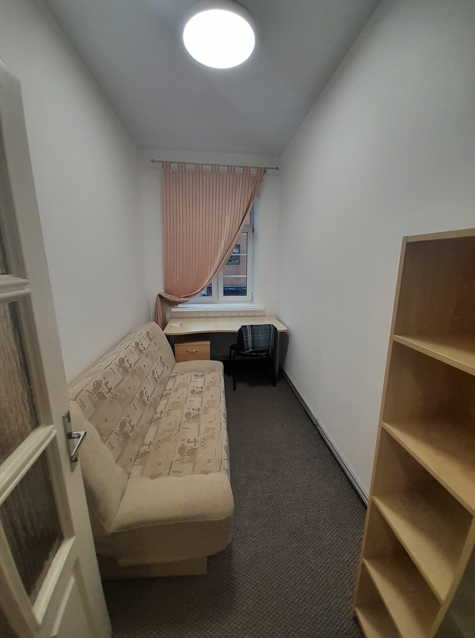 Išnuomojamas 3 k. Butas Žvejų g. Senamiestyje. Plotas 45 kv.m. Autonominis šildimas