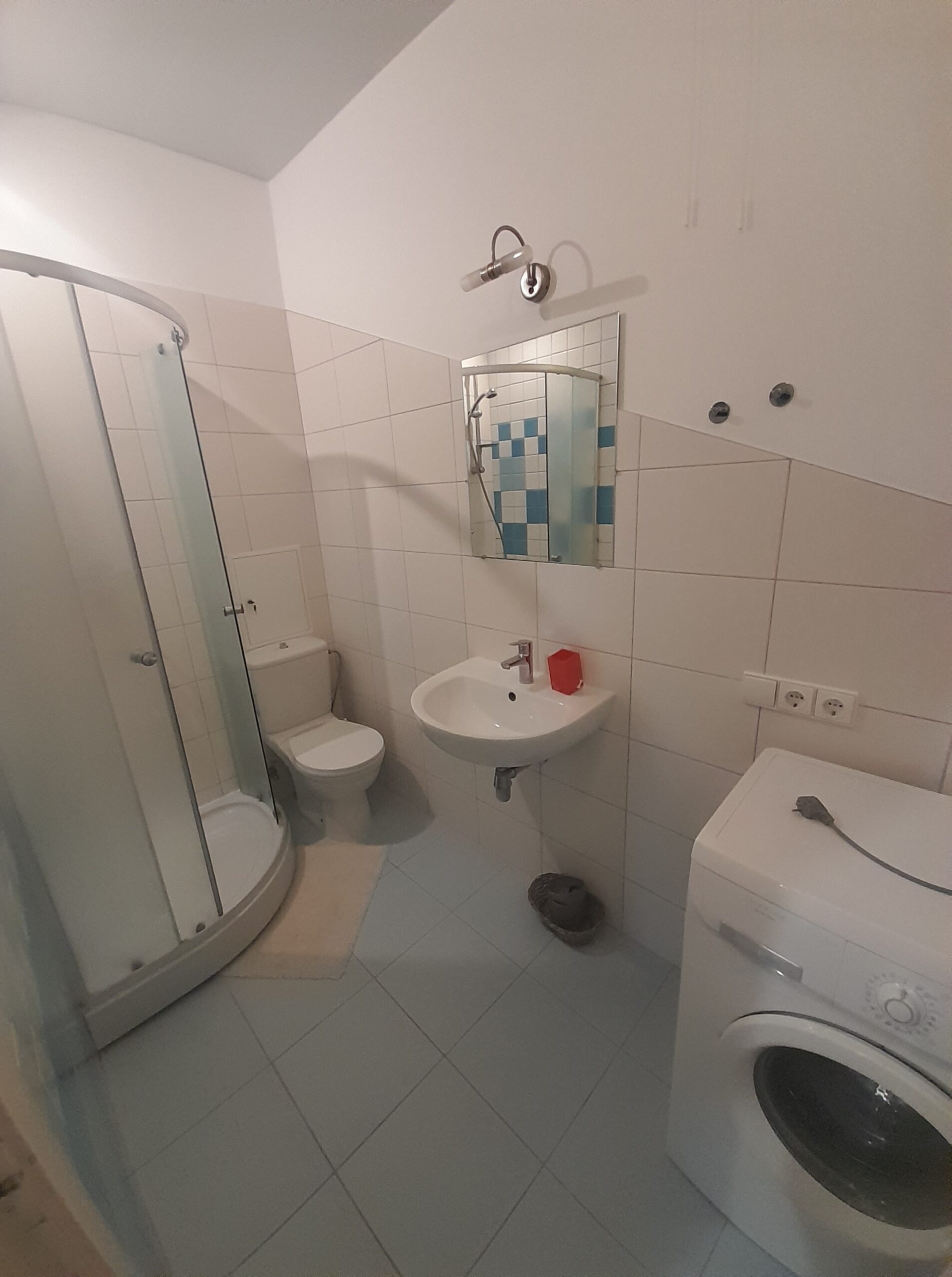 Išnuomojamas 3 k. Butas Žvejų g. Senamiestyje. Plotas 45 kv.m. Autonominis šildimas