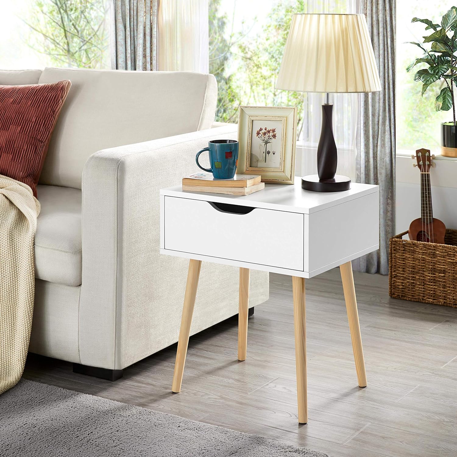 Skandinaviškų naktinių staliukų rinkinys iš 2 dalių.