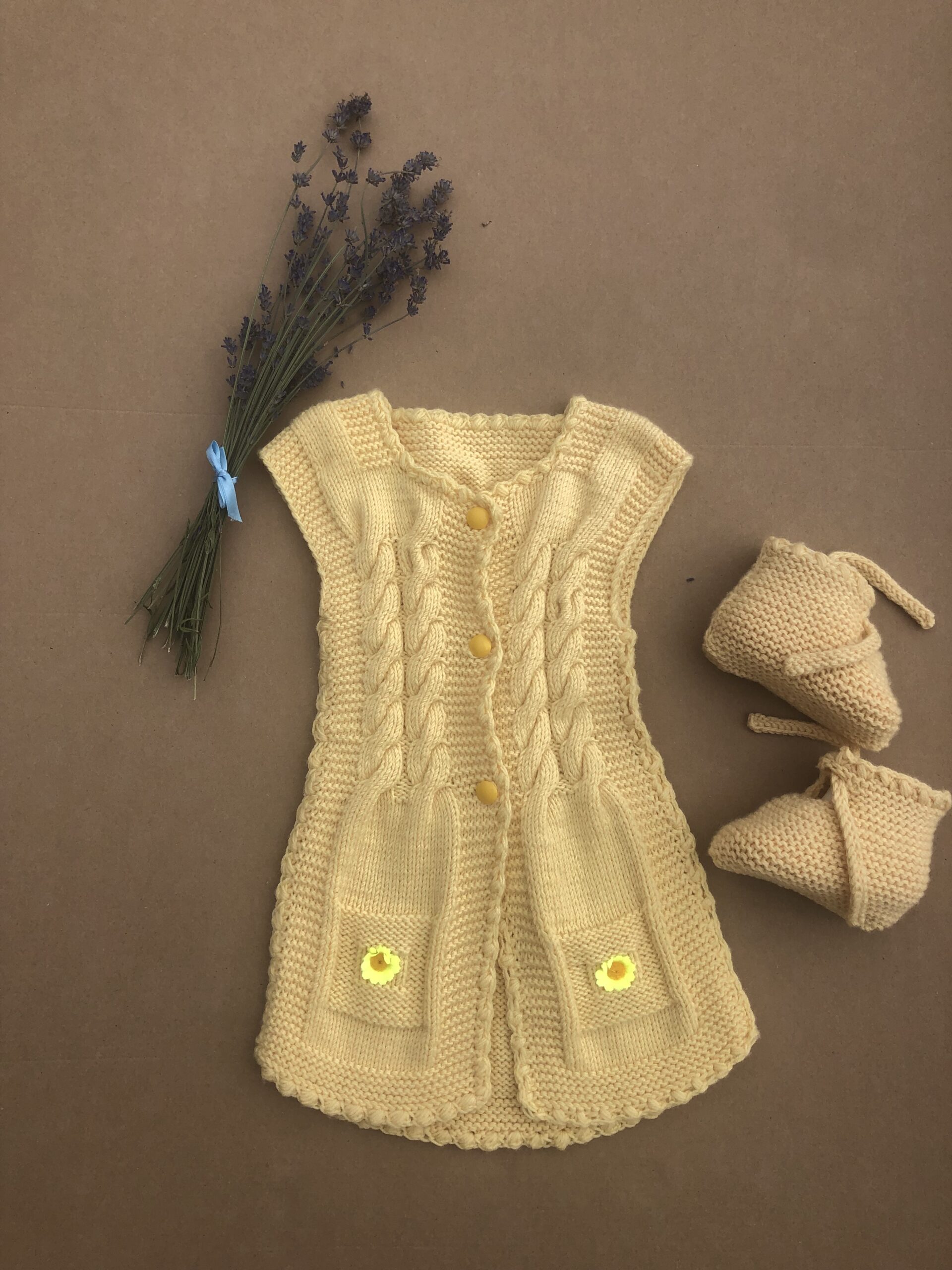 Švelnutė- minkštutė suknelė-sarafanas gelsvos spalvos mergytei