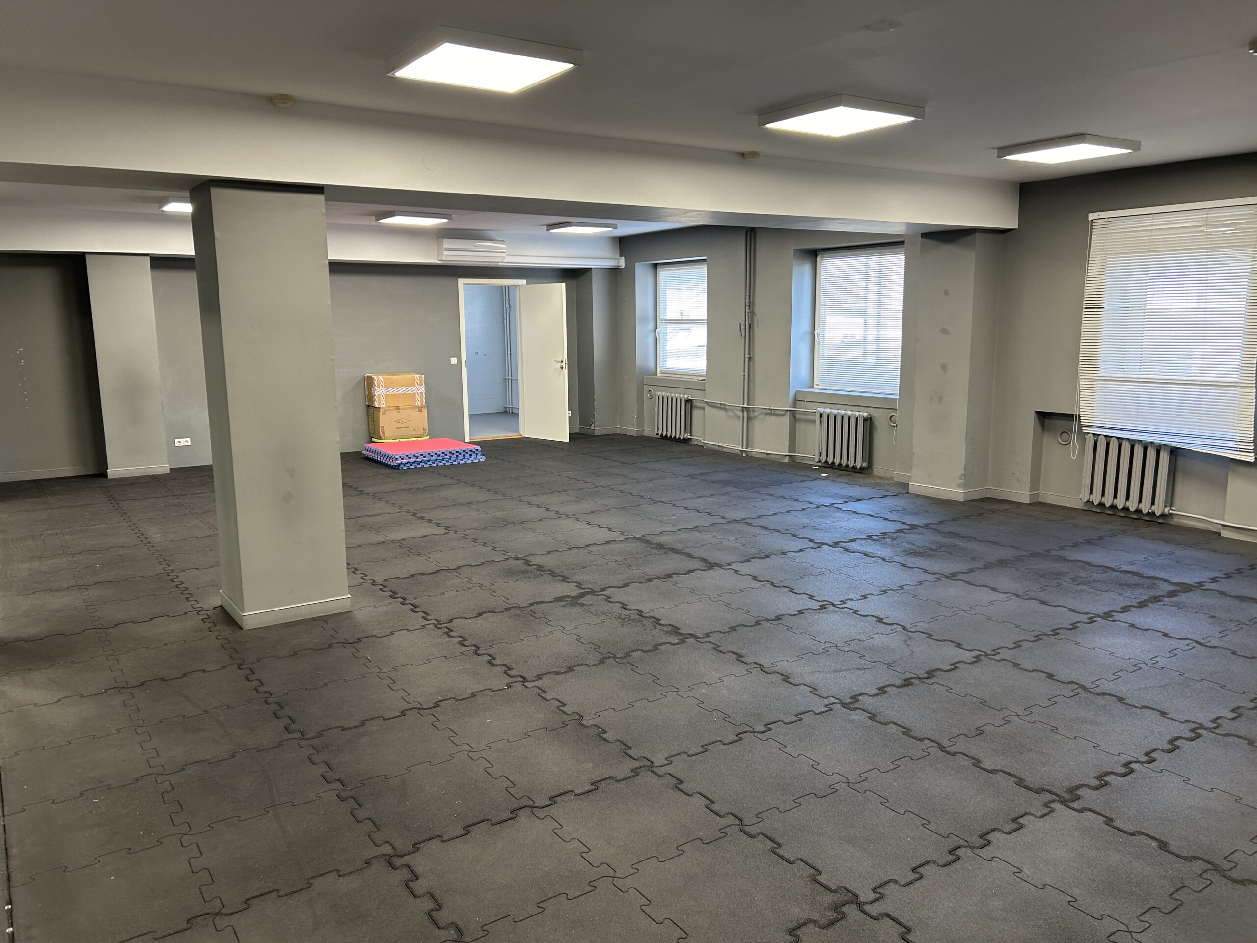 Išnuomojamos 150 kv.m. Sporto salės – paslaugų – gamybinės patalpos centre Naujoji Uosto g.