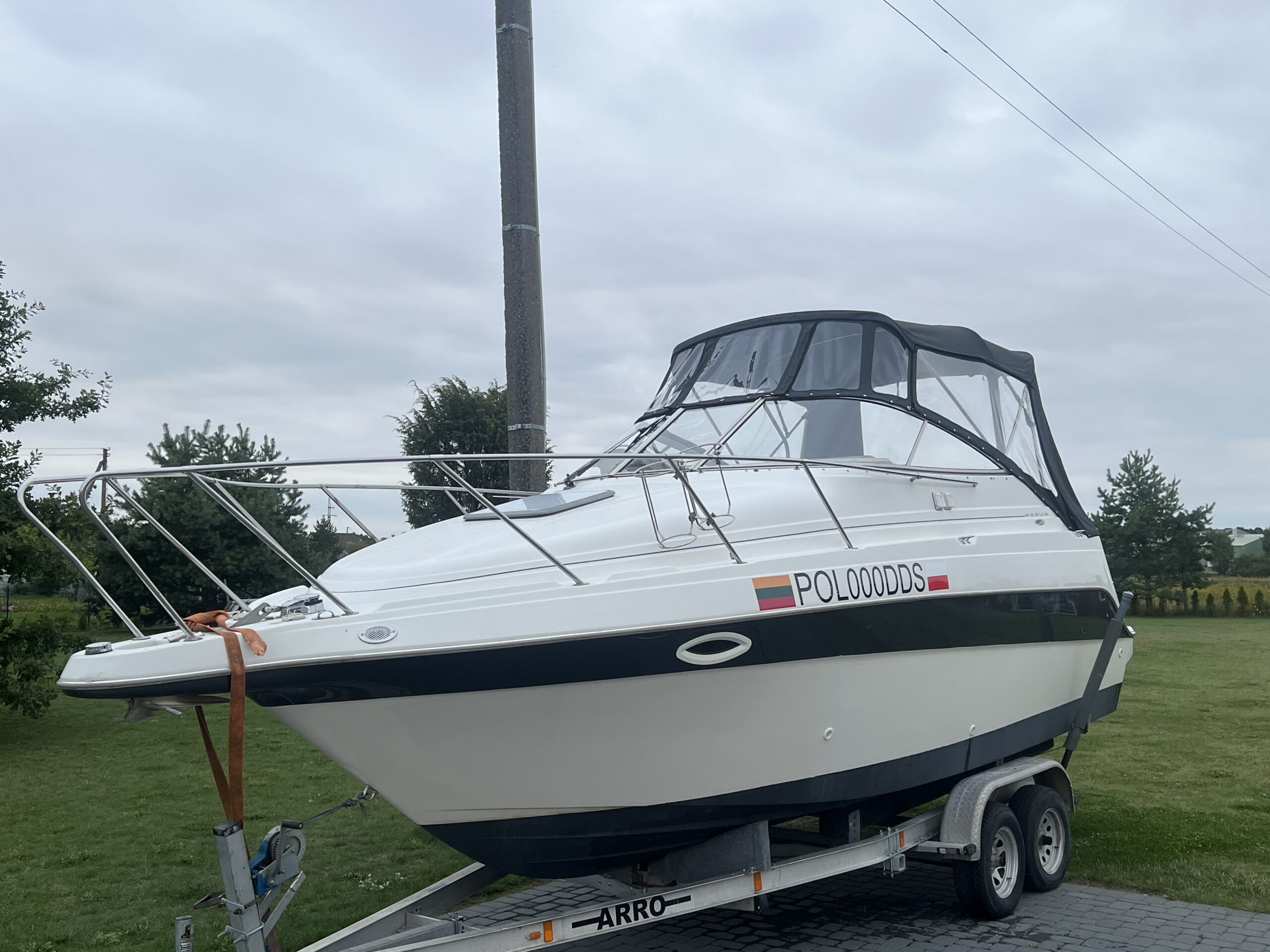 Parduodamas kateris Maxum 2400SCR