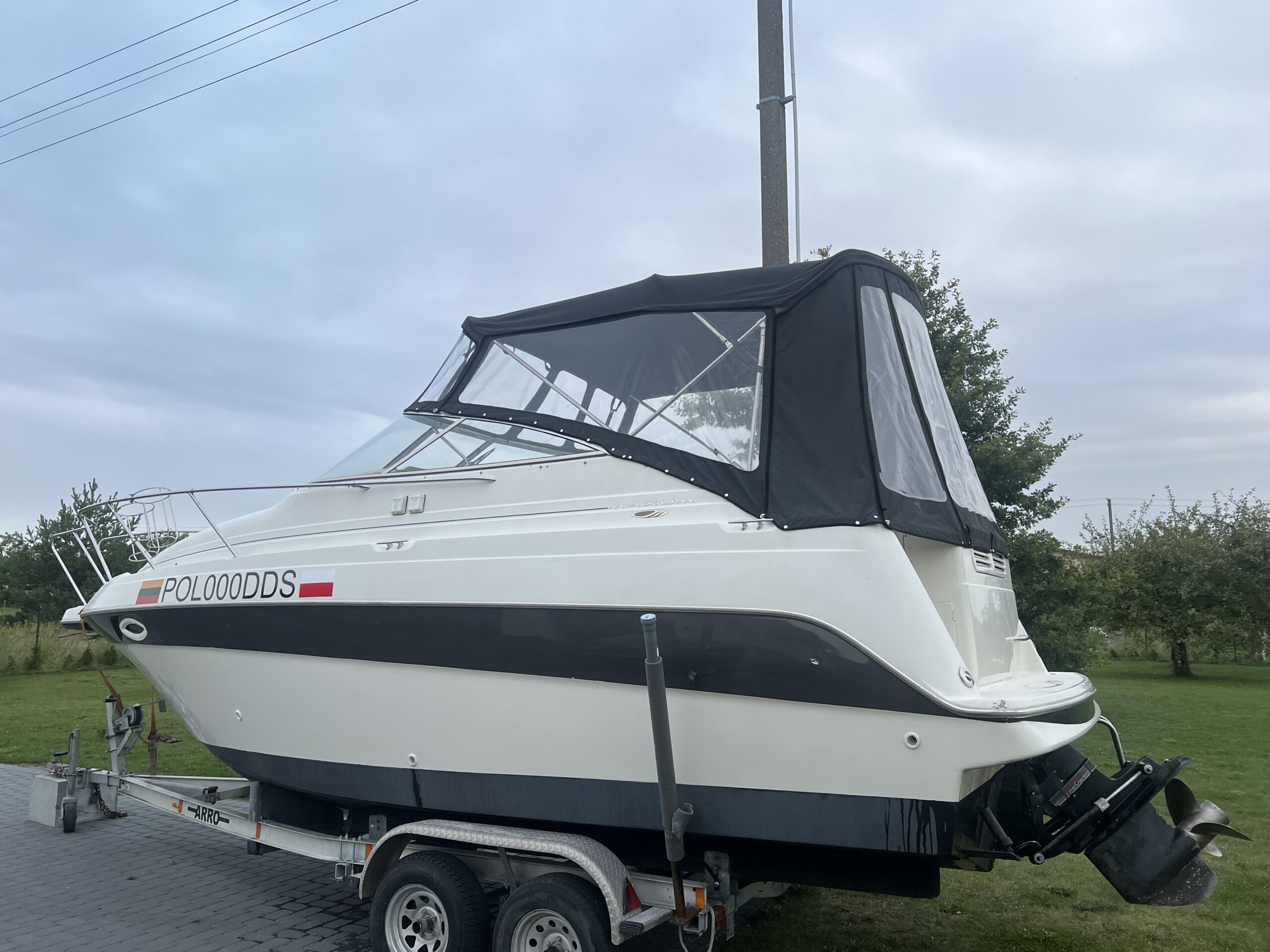 Parduodamas kateris Maxum 2400SCR