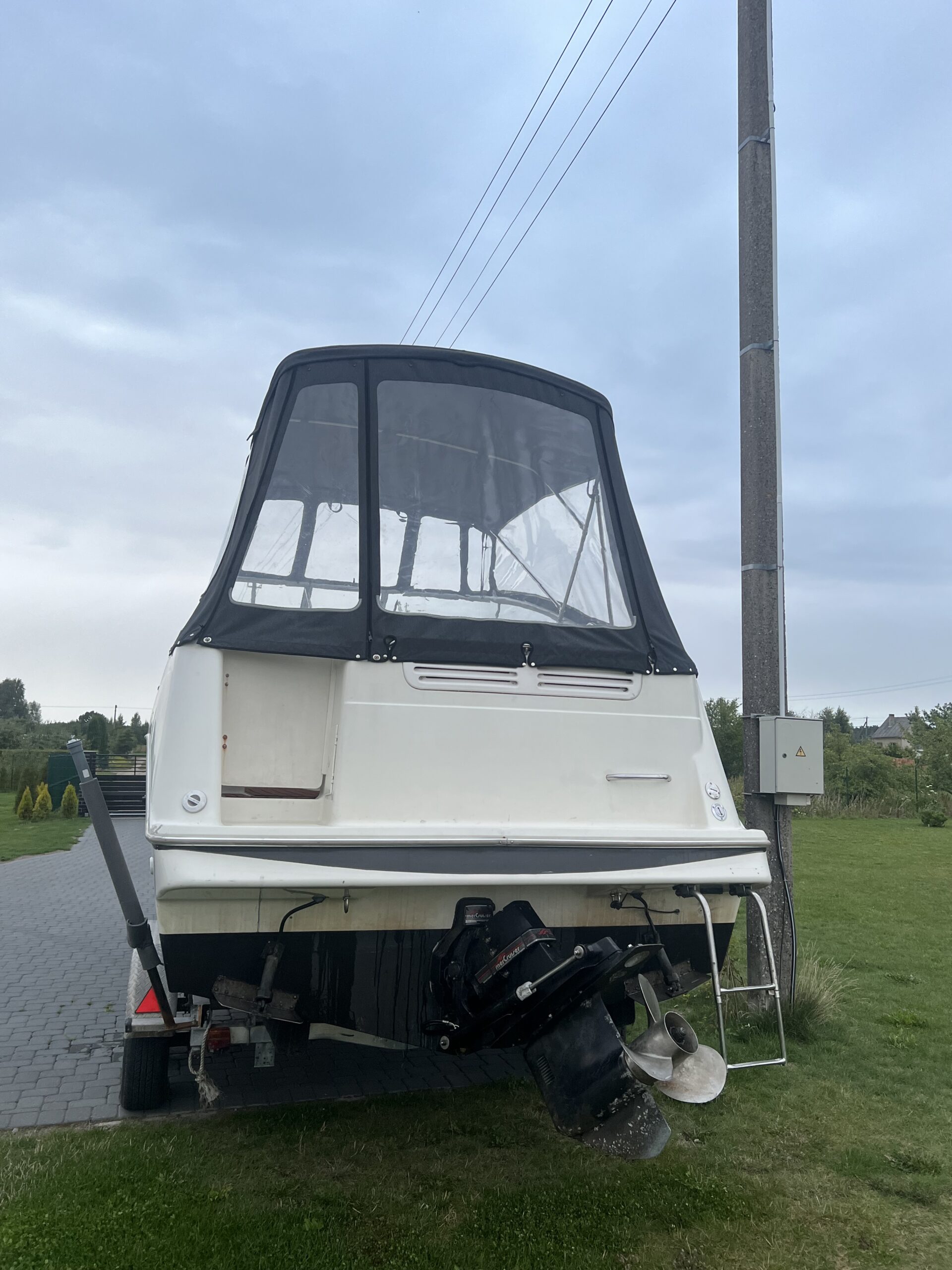 Parduodamas kateris Maxum 2400SCR