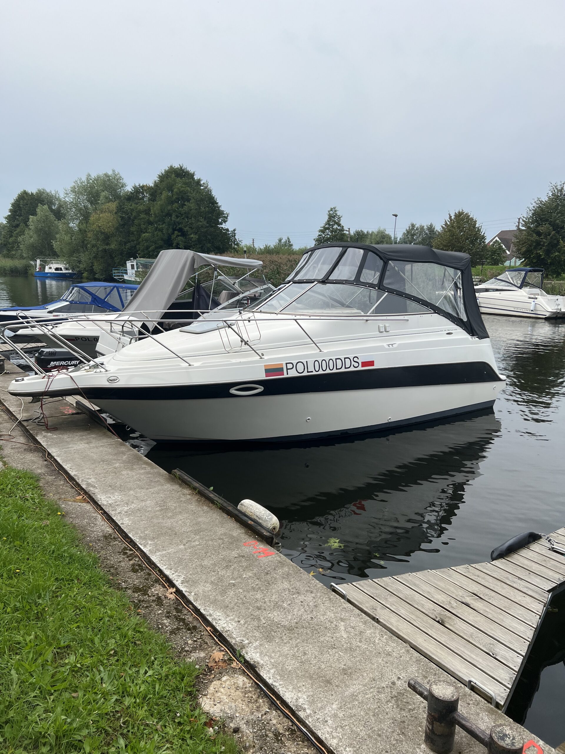 Parduodamas kateris Maxum 2400SCR