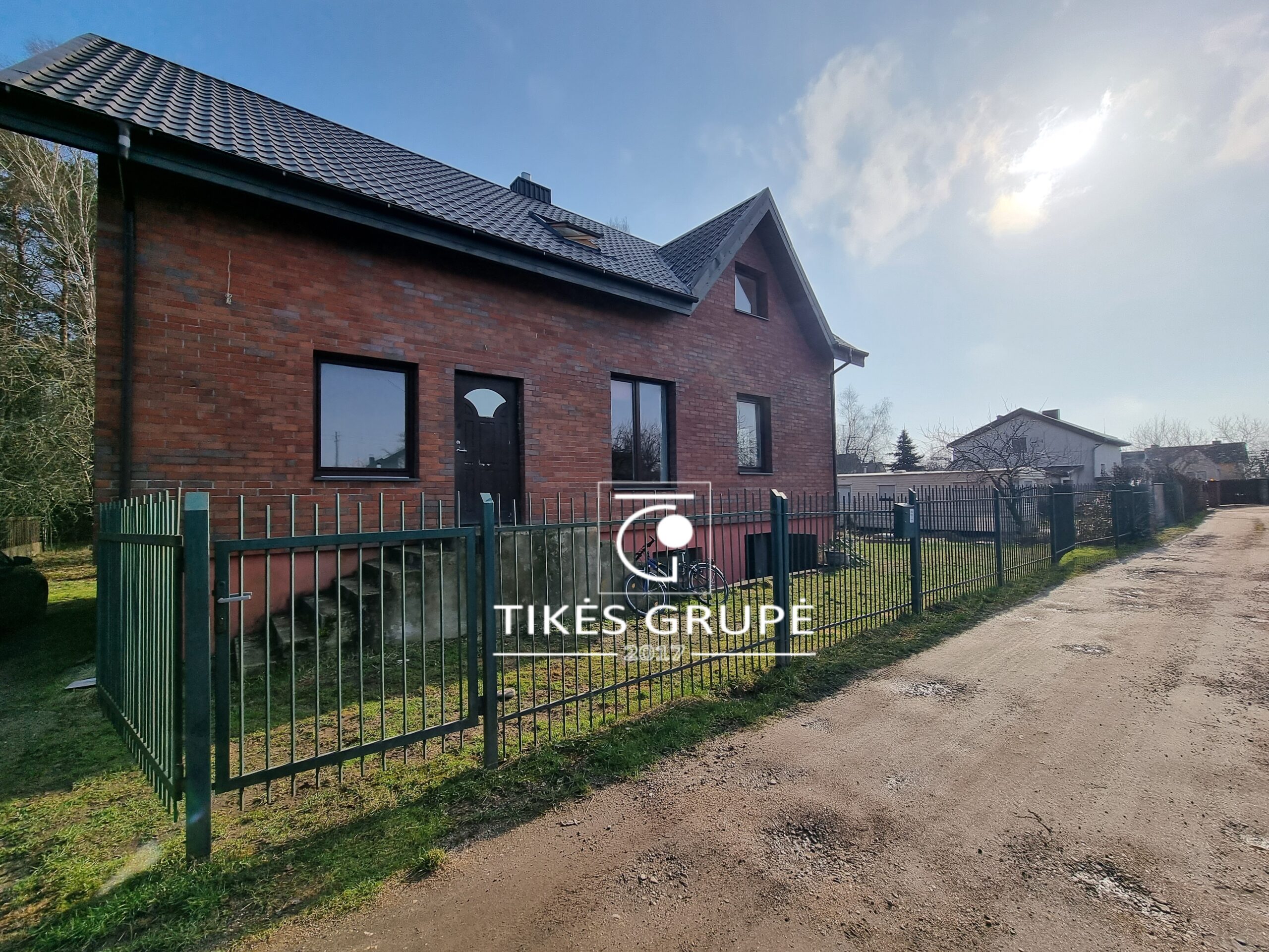 Klaipėdos raj., Kiškėnų sodų bendrijoje, šalia miško parduodamas erdvus gyvenamas 173.76 kv.m., mūrinis namas. Sklypas 6.67 aro. Namas statytas 2005 m. Atlikta namo rekonstrukcija 2013 m.