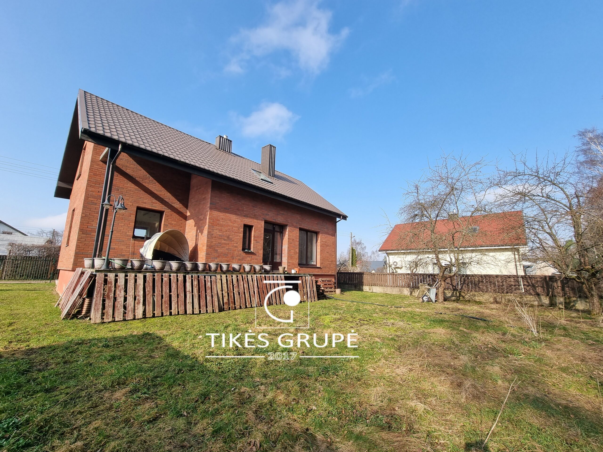 Klaipėdos raj., Kiškėnų sodų bendrijoje, šalia miško parduodamas erdvus gyvenamas 173.76 kv.m., mūrinis namas. Sklypas 6.67 aro. Namas statytas 2005 m. Atlikta namo rekonstrukcija 2013 m.