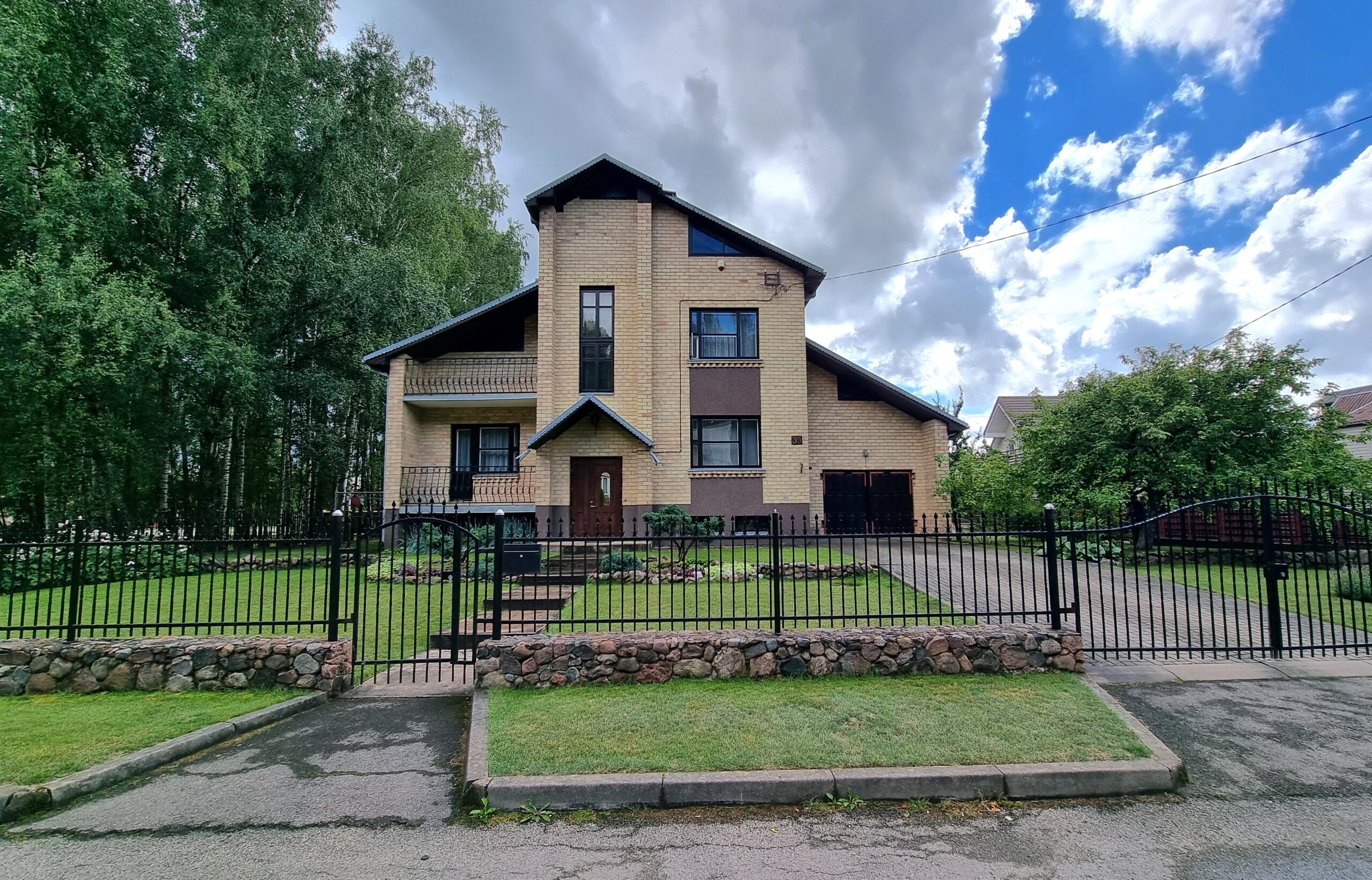 Parduodamas erdvus namas šalia miško