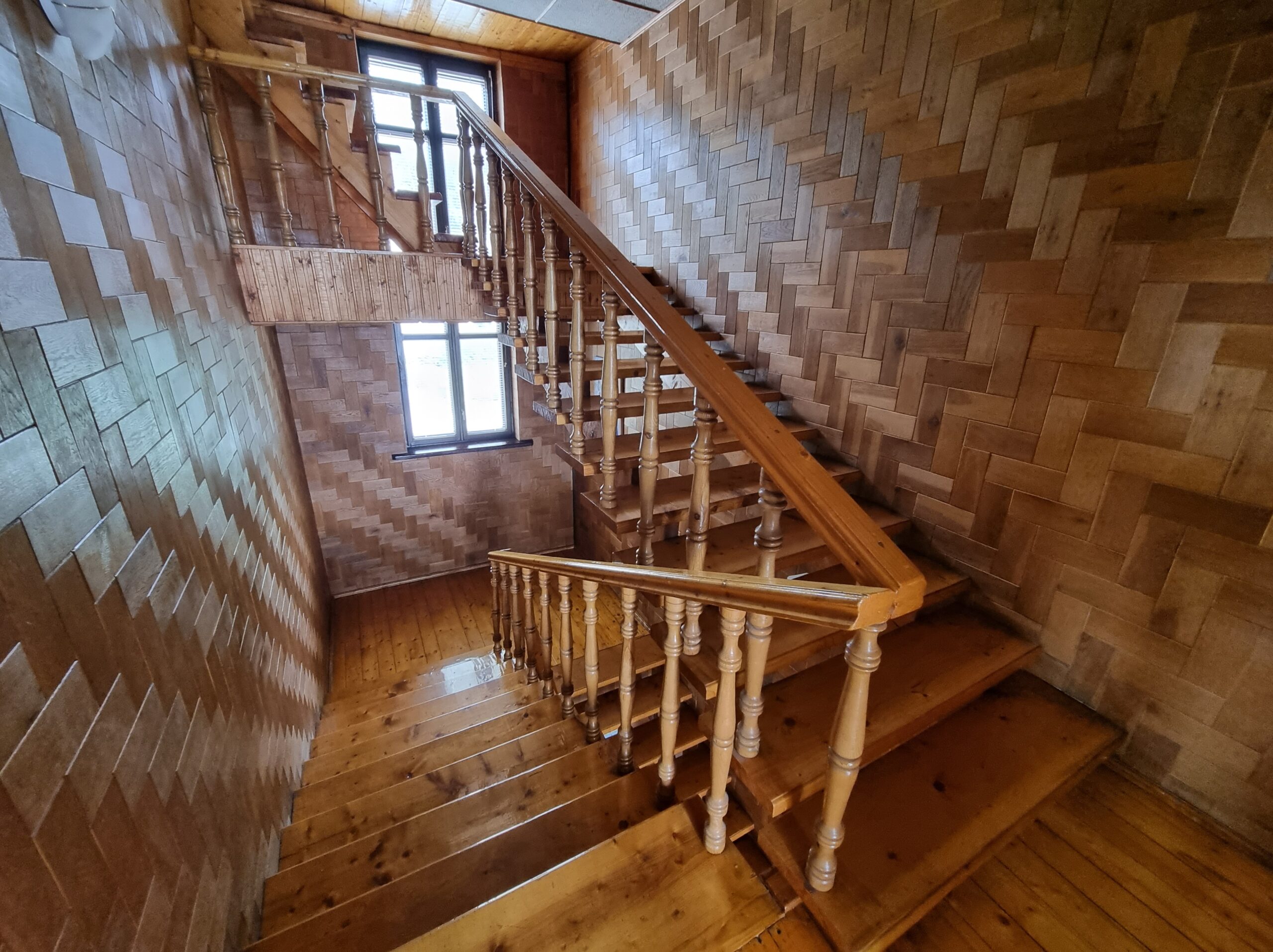 Parduodamas erdvus namas šalia miško