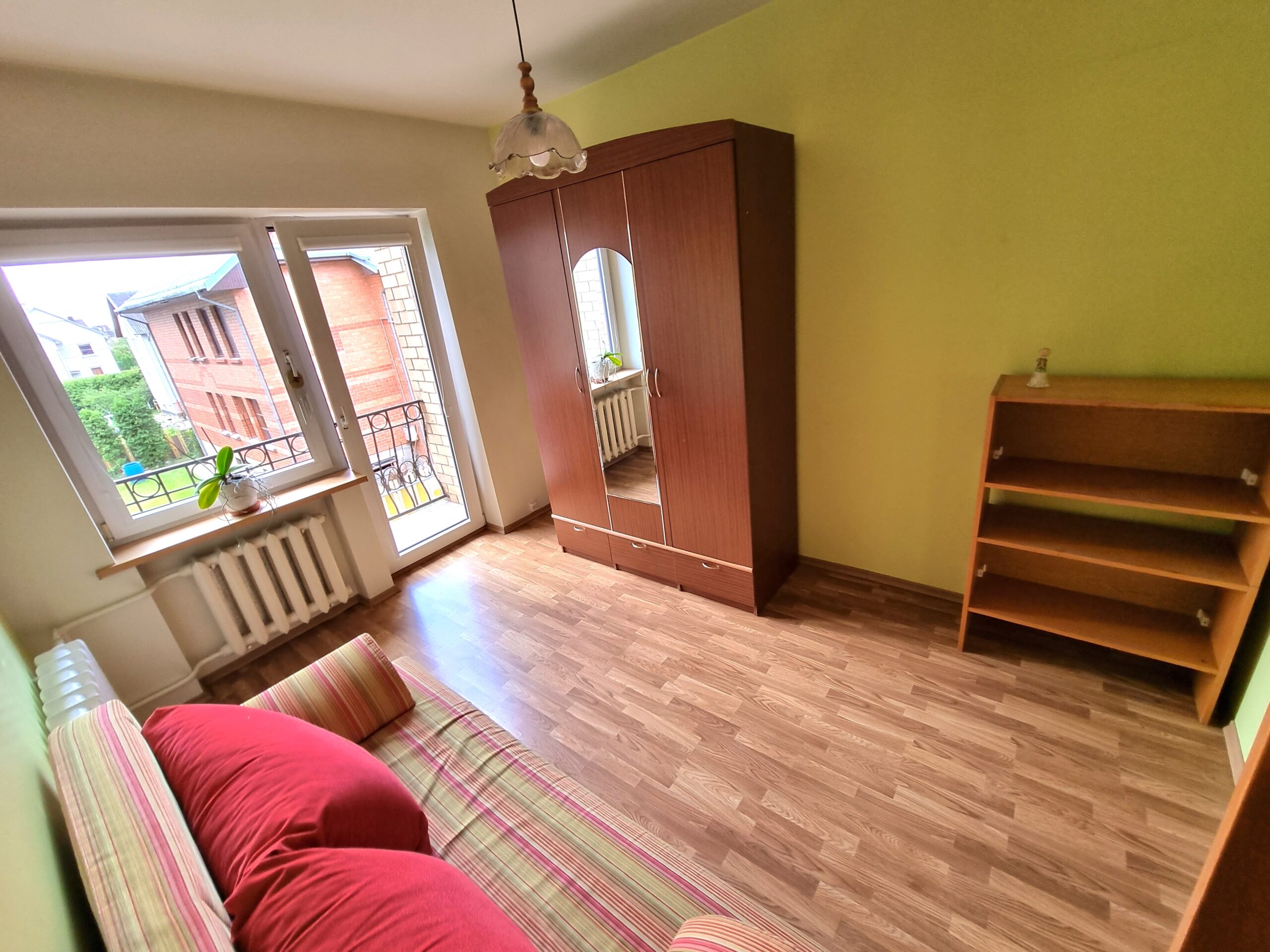 Parduodamas erdvus namas šalia miško