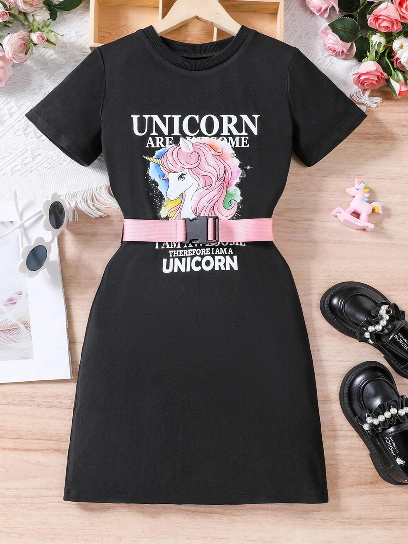 Juoda suknelė su rožiniu dirželiu