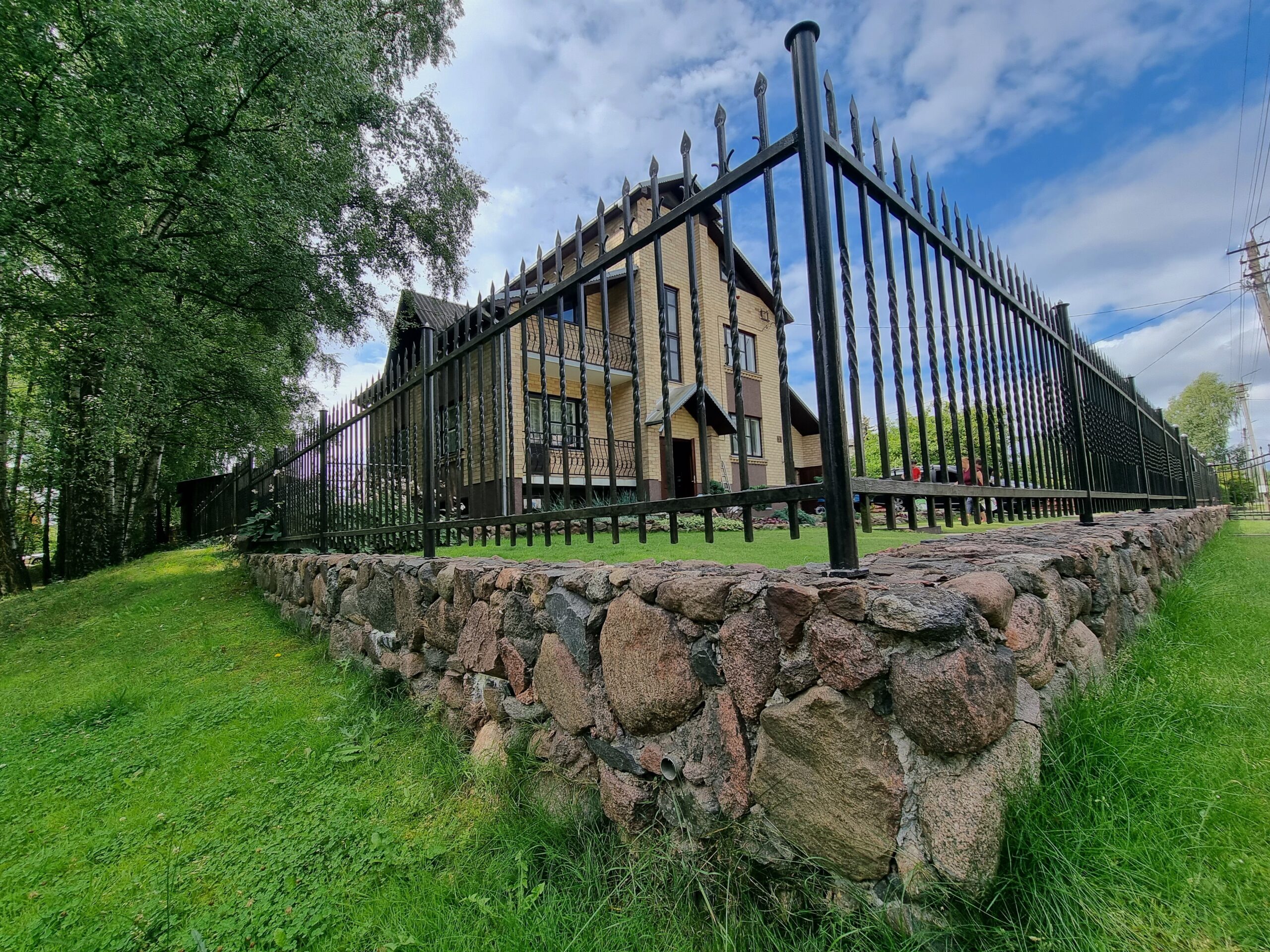 Parduodamas erdvus namas šalia miško