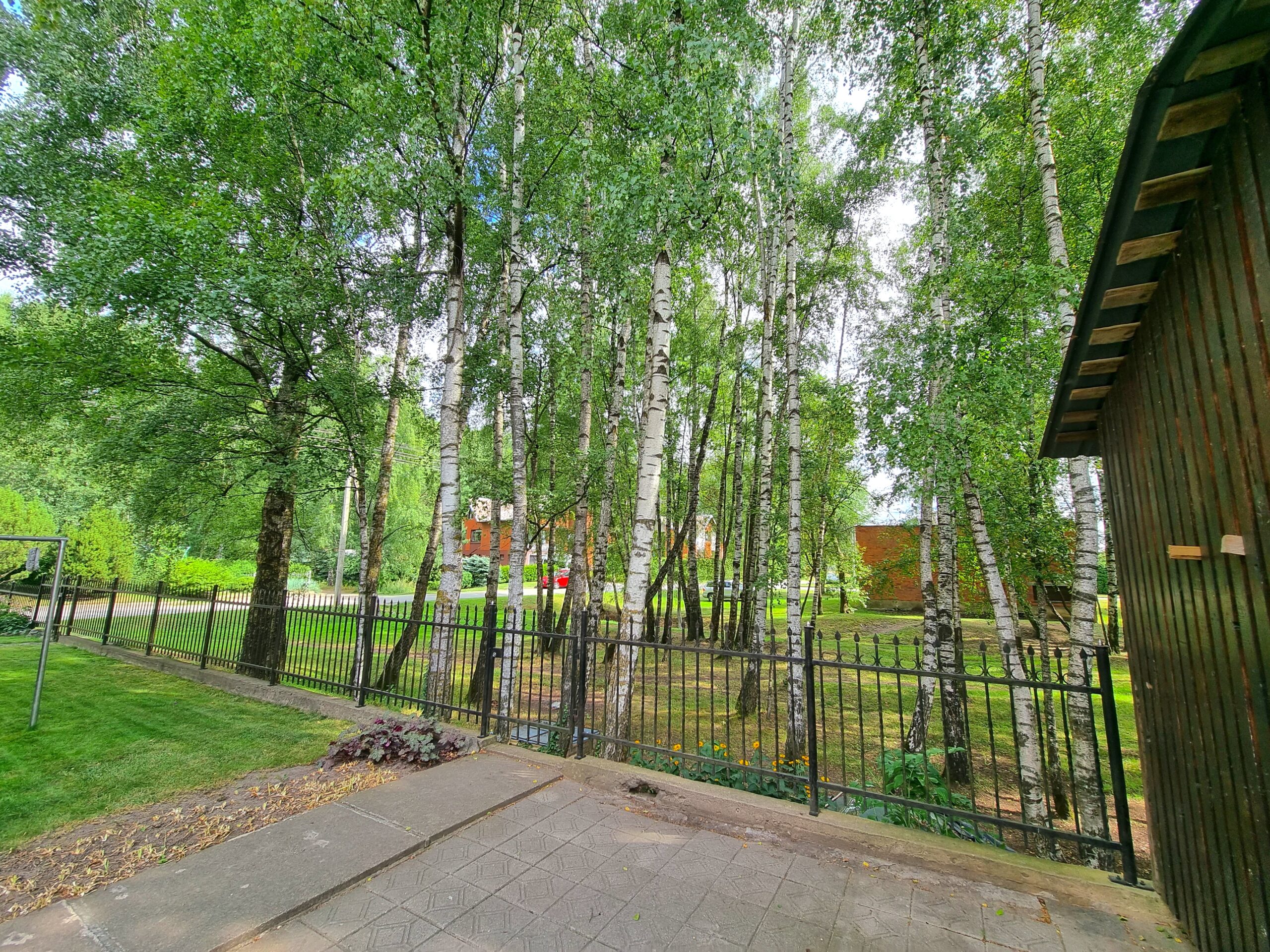 Parduodamas erdvus namas šalia miško