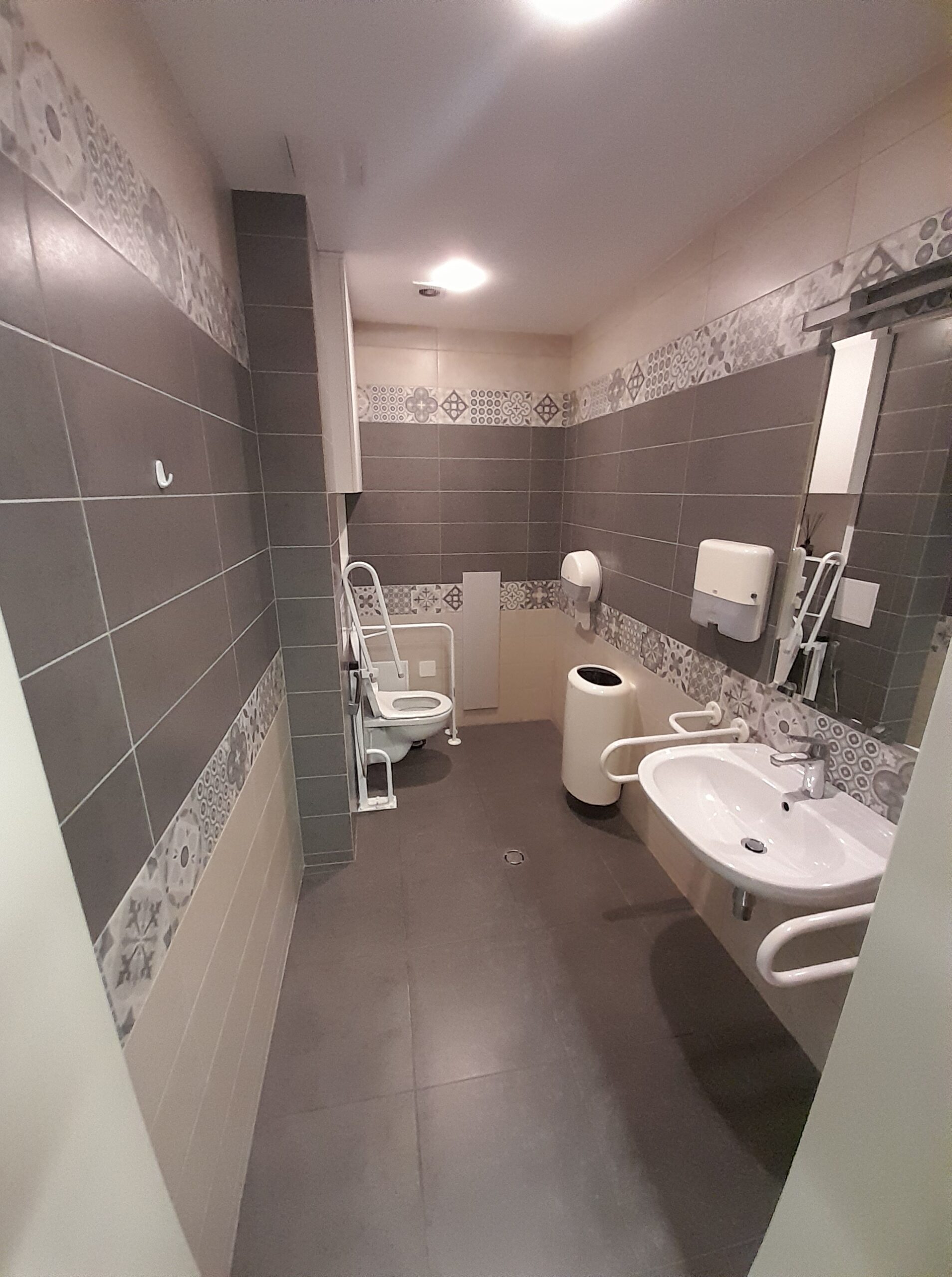 Išnuomojamos 62 kv.m. Komercinės patalpos centre 1 aukšte