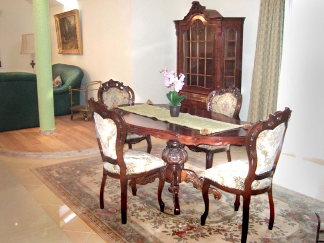 Išnuomojamas 120 kv.m. 3 kambarių butas-namo dalis Liepojos g.